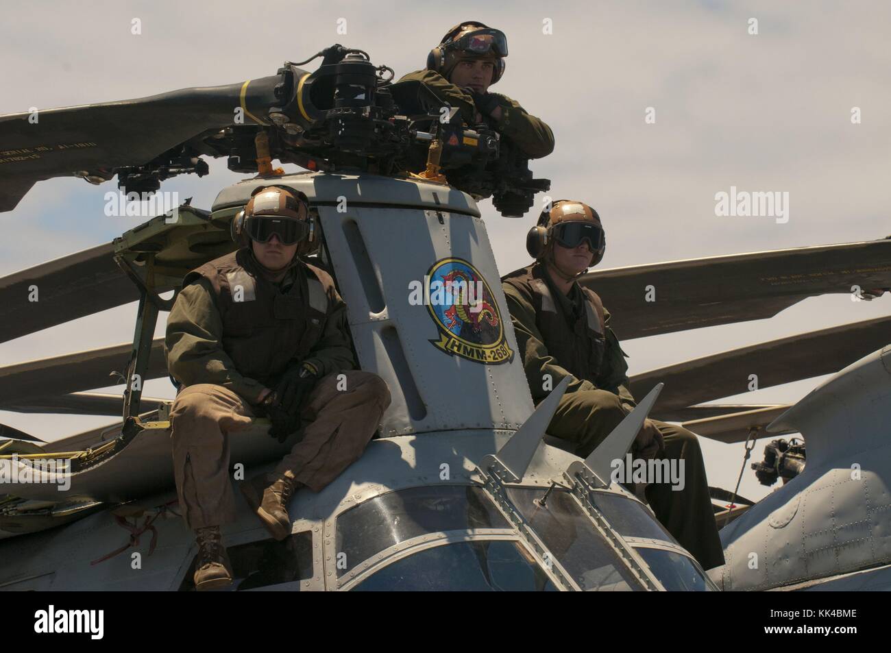 I Marines assegnati al Red Dragons of Marine Medium Squadron HMM 268 vedono una dimostrazione di potenza aerea da un CH-46E Sea Knight Helicopter a bordo della nave d'assalto anfibia USS Makin Island LHD 8, Oceano Pacifico, 2012. Per gentile concessione di Mass Communication Specialist 2nd Class Dominique Pineiro/US Navy. Foto Stock