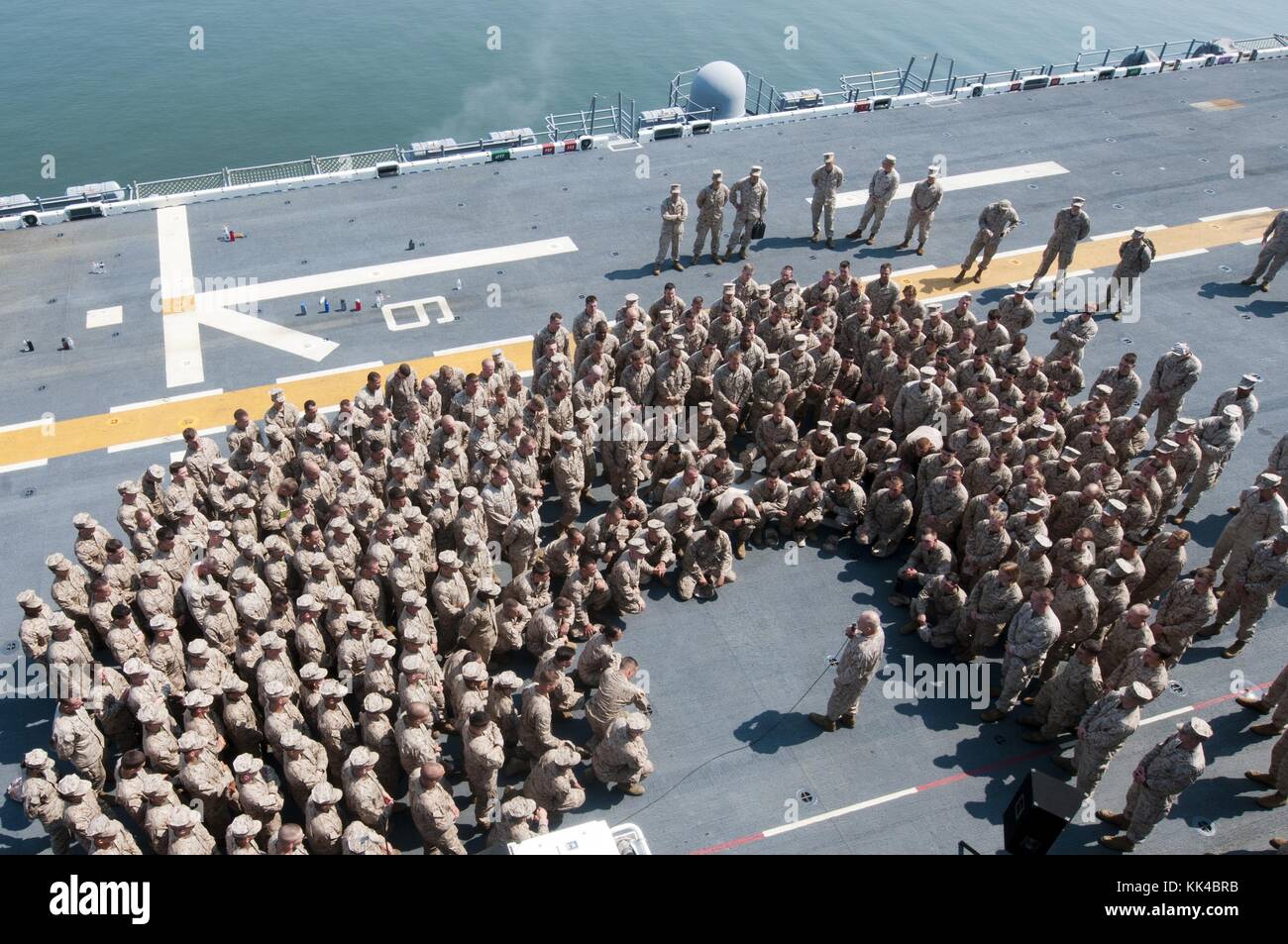 Il tenente generale Dennis Hejlik, comandante generale del comando delle forze del corpo dei Marines degli Stati Uniti, parla con gli ufficiali minori sul ponte di volo della nave d'assalto anfibio USS Kearsarge LHD 3 durante un esercizio di familiarizzazione anfibia, Norfolk, Virginia, 2012. Per gentile concessione di Mass Communications Specialist 3rd Class Jonathan Vargas/US Navy. Foto Stock