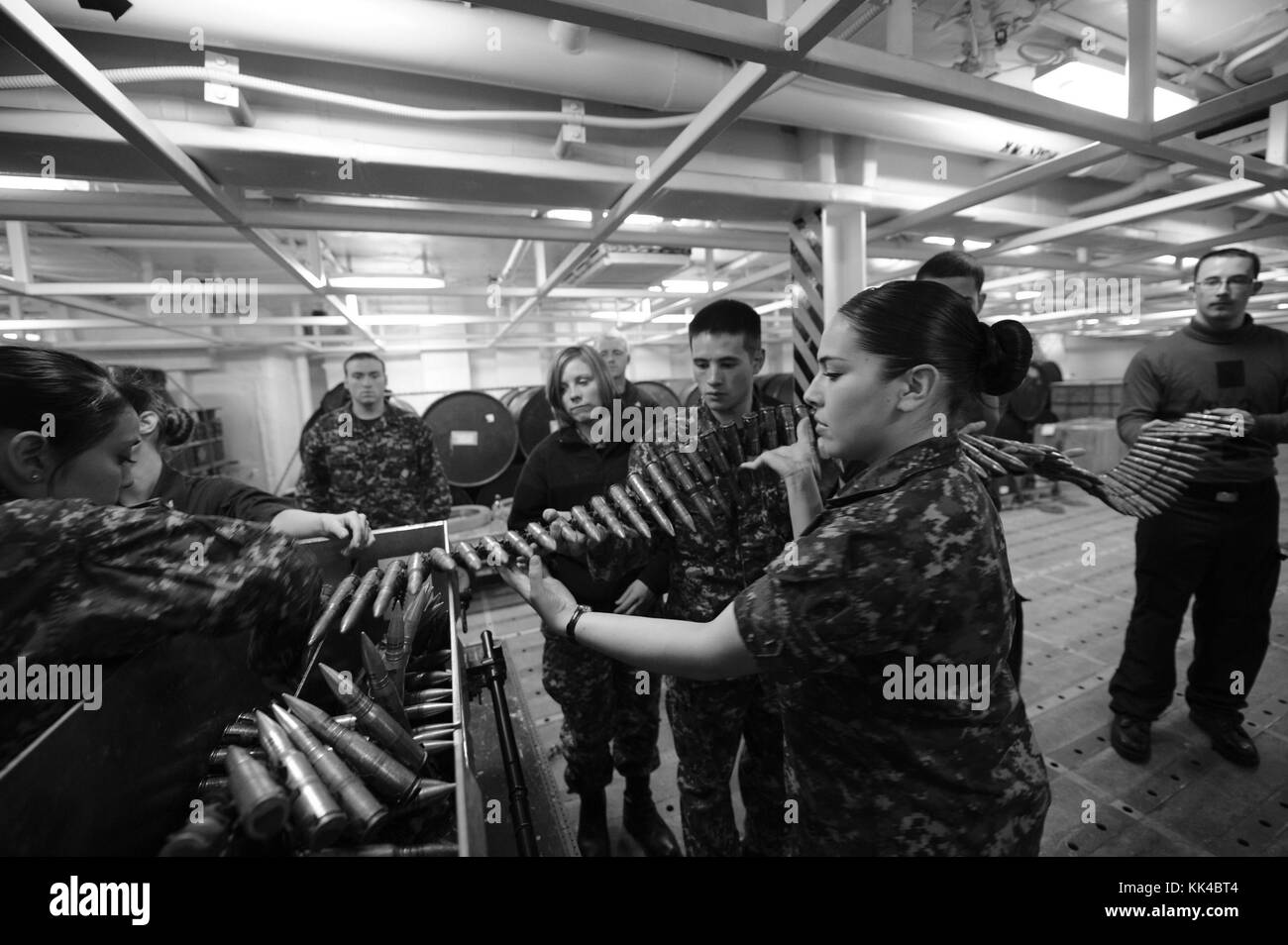 Gli ordigni dell'aviazione scaricano munizioni come parte dell'addestramento sul sistema di cannoni M-197 nelle riviste di armi a bordo della portaerei USS Nimitz CVN 68, Oceano Pacifico, 2012. Immagine gentilmente concessa dallo specialista di comunicazione di massa di seconda classe Robert Winn/US Navy. Foto Stock