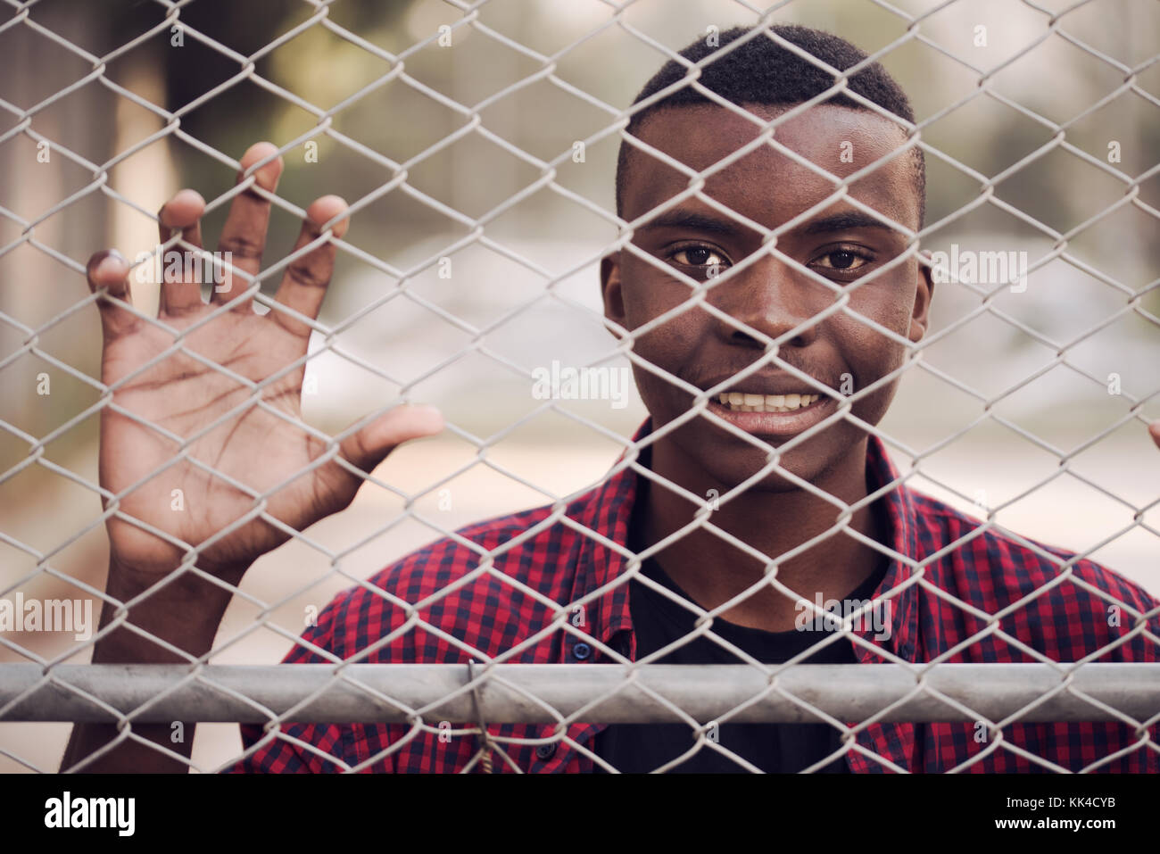 Ritratto di felice africana di giovane uomo su sportswear,maglietta rossa . gli uomini neri modello street concept.. Foto Stock