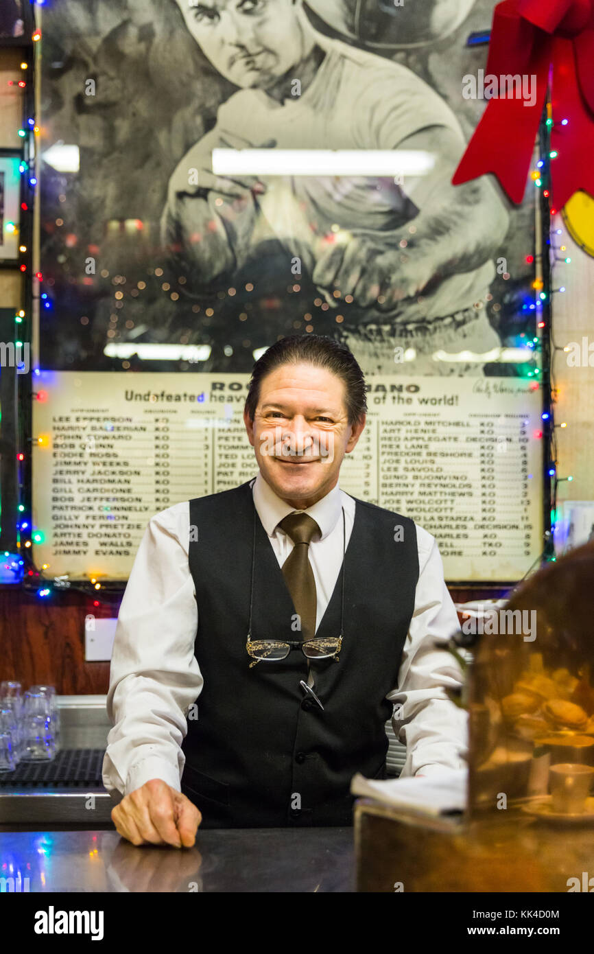 Il barman sorridente, il personale dietro il bancone del Bar Italia, il caffè italiano e il bar in Frith Street, Soho London Foto Stock