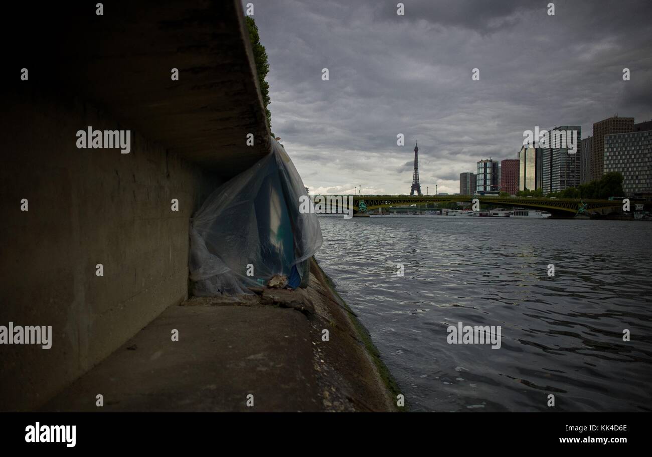 Povertà urbana. - 30/07/2012 - - 'abitazione senza dimora' lungo le rive della Senna, di fronte alla Torre Eiffel e al quartiere degli uffici di Javel (15 ° arrondissement DI PARIGI) - Sylvain Leser / le Pictorium Foto Stock