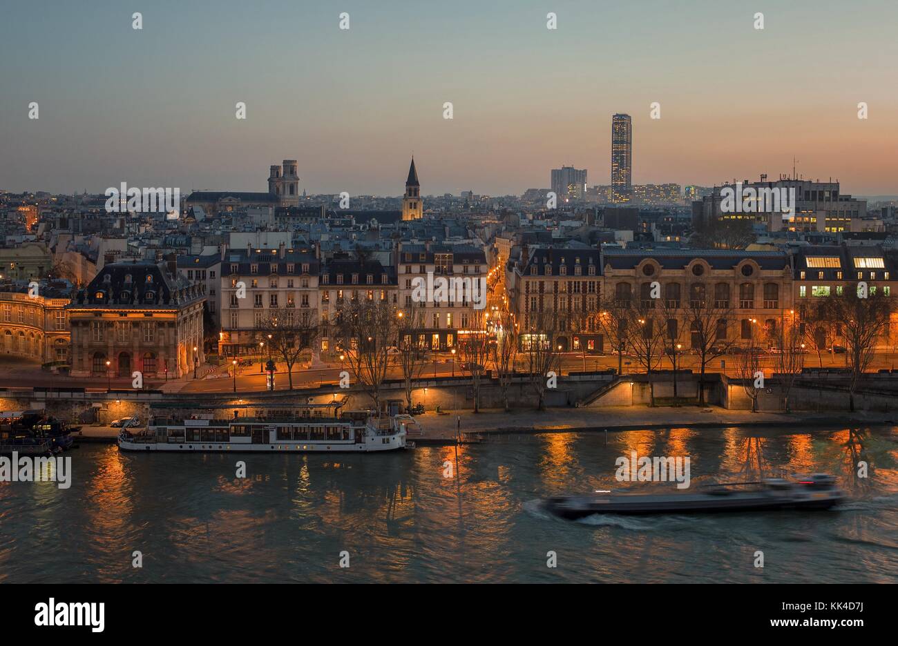 Sopra Parigi - 18/02/2013 - sopra Parigi - Tramonto sulla Senna, lontano dalla Torre di Montparnasse - Sylvain Leser / le Pictorium Foto Stock