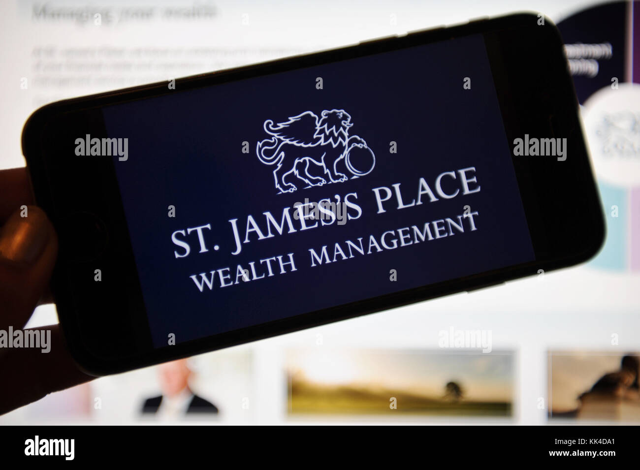 Logo di St. James's Place Wealth Management sullo schermo di un telefono e di un computer Foto Stock