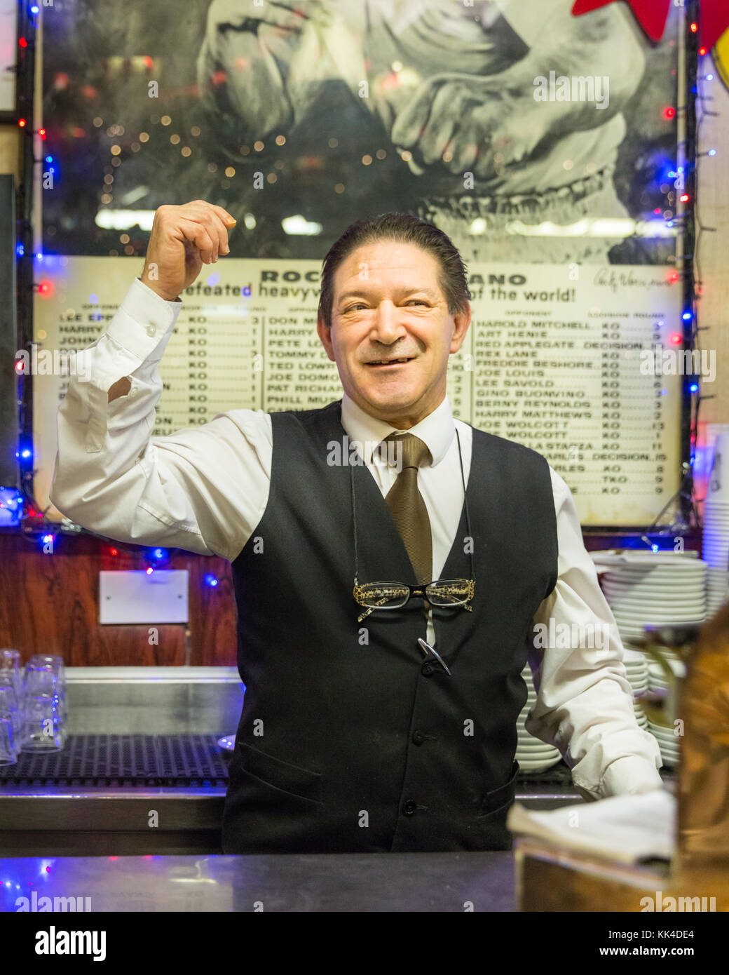 Il barman sorridente, il personale dietro il bancone del Bar Italia, il caffè italiano e il bar in Frith Street, Soho London Foto Stock