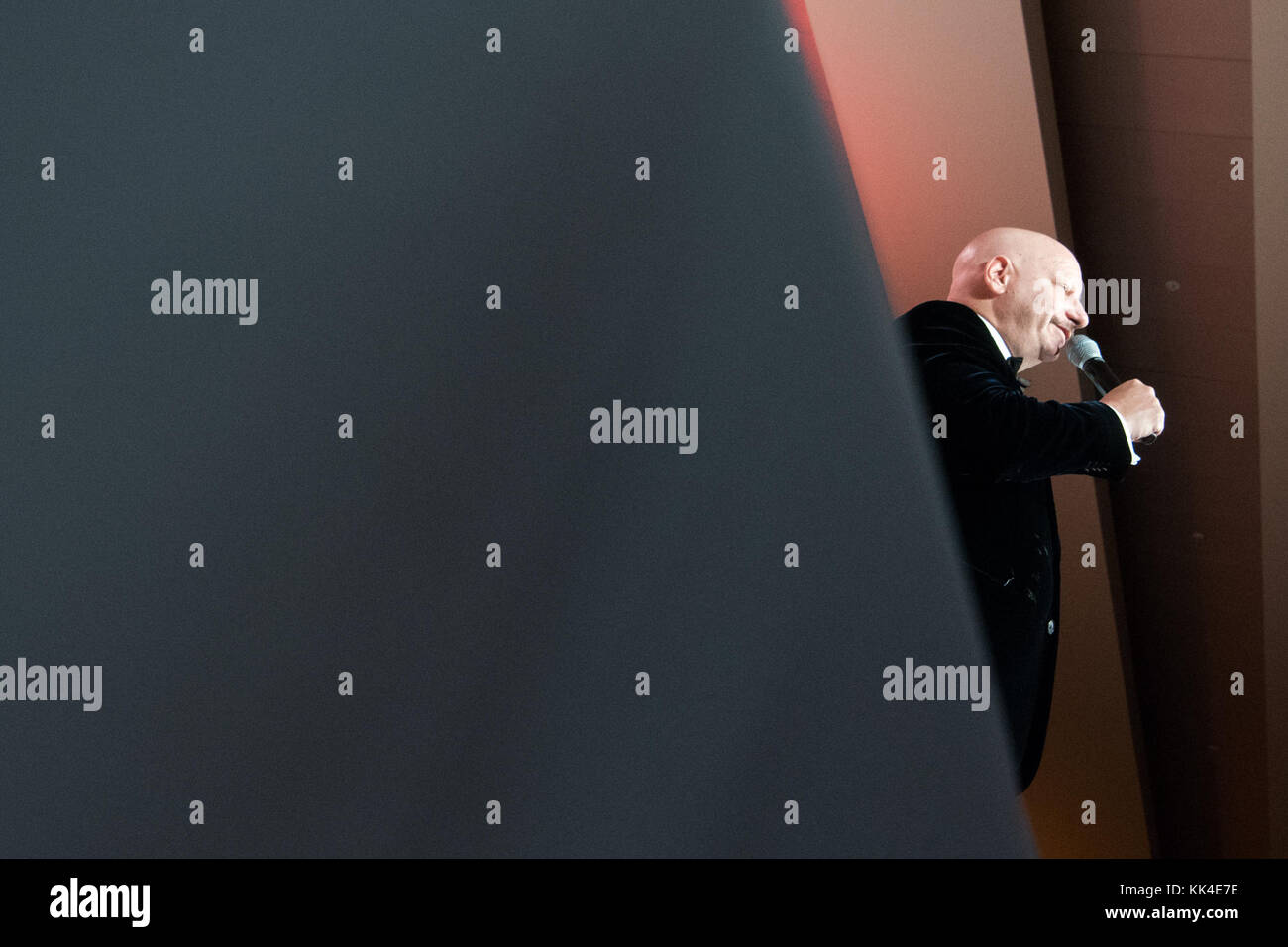 Il comico Jeff Ross si esibisce durante il 2017 USO Gala a Washington, D.C., 19 ottobre 2017. (FOTO DEL DOD di U.S. Navy Petty Officer 1° Classe Dominique A. Pineiro) Foto Stock