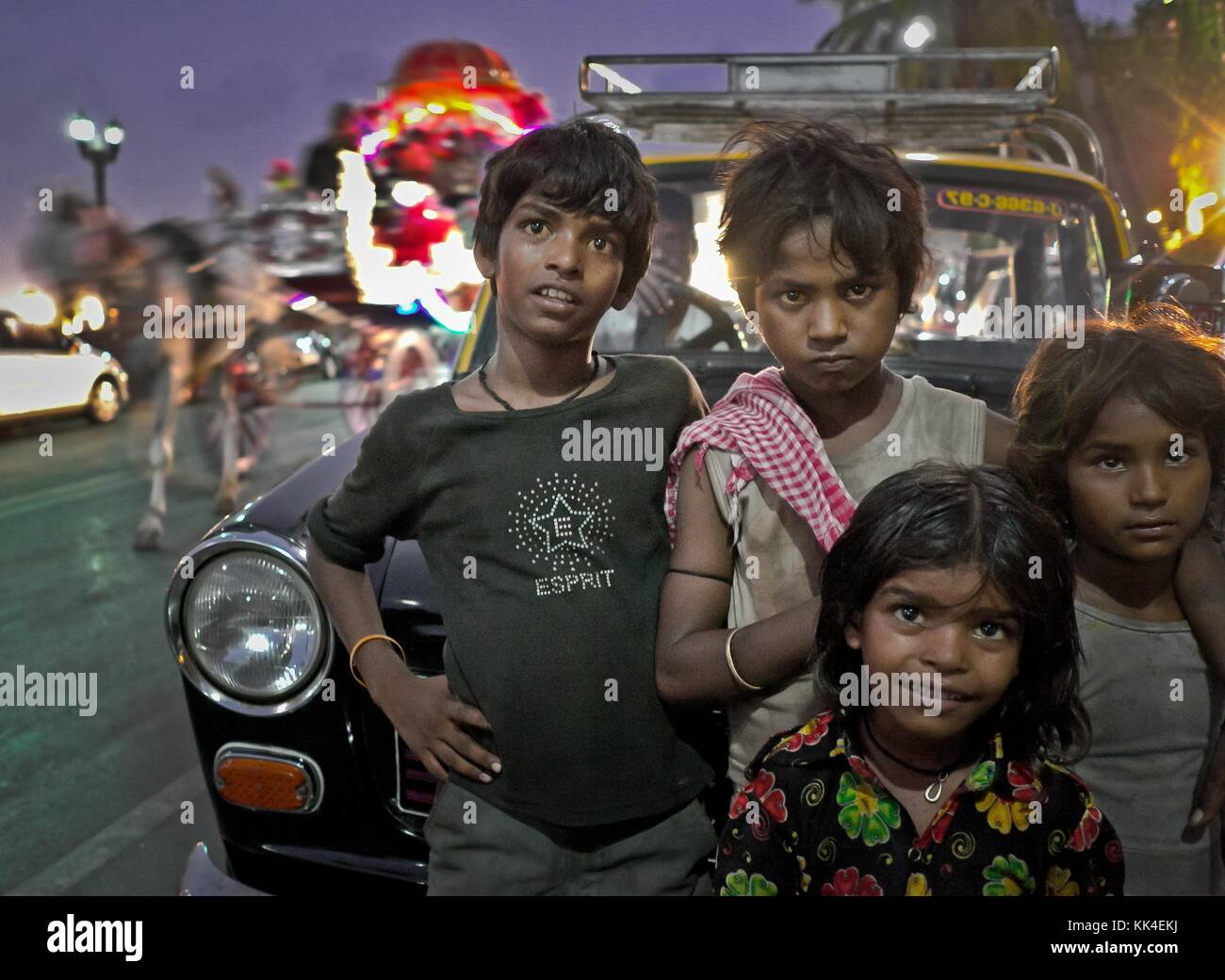 BOMBAY Mumbai India Glance - 23/05/2010 - - BOMBAY Mumbai Indian Glance - Colaba , - Street Children, - Apollo Bendar Street - - Sylvain Leser / le Pictorium Foto Stock