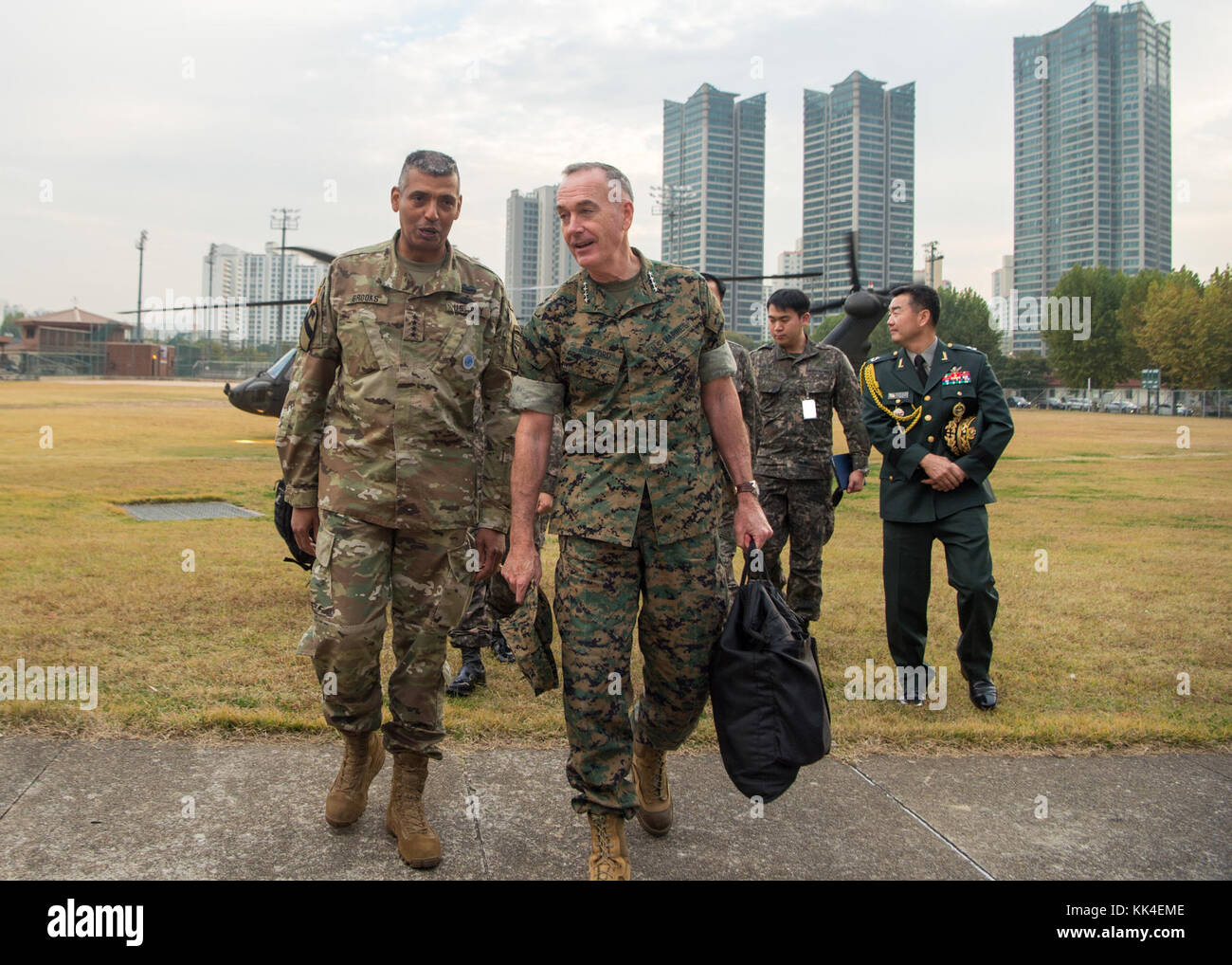 Joseph F. Dunpd Jr., presidente dei capi di Stato Uniti, incontra il generale dell'esercito Vincent K. Brooks, comandante delle forze americane Corea, 26 ottobre 2017. (Foto DEL DOD di Navy Petty Officer 1° Classe Dominique A. Pineiro)(questa immagine è stata modificata per motivi di sicurezza offuscando i badge di sicurezza) Foto Stock