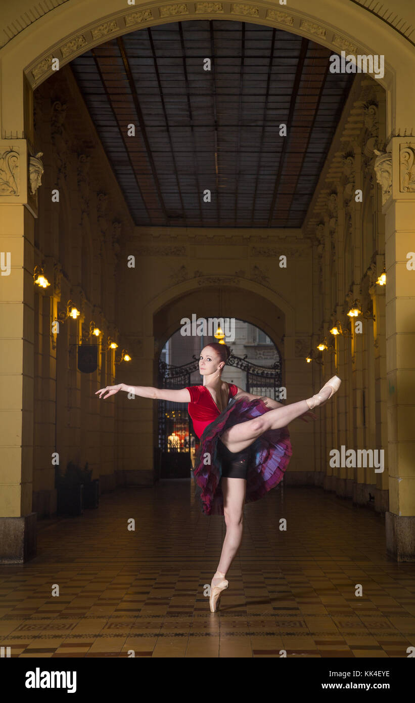 Ballerina Natalia Horsnell facendo un arabesco di Oktogon pubblico passaggio urbano a Zagabria in Croazia. Foto Stock