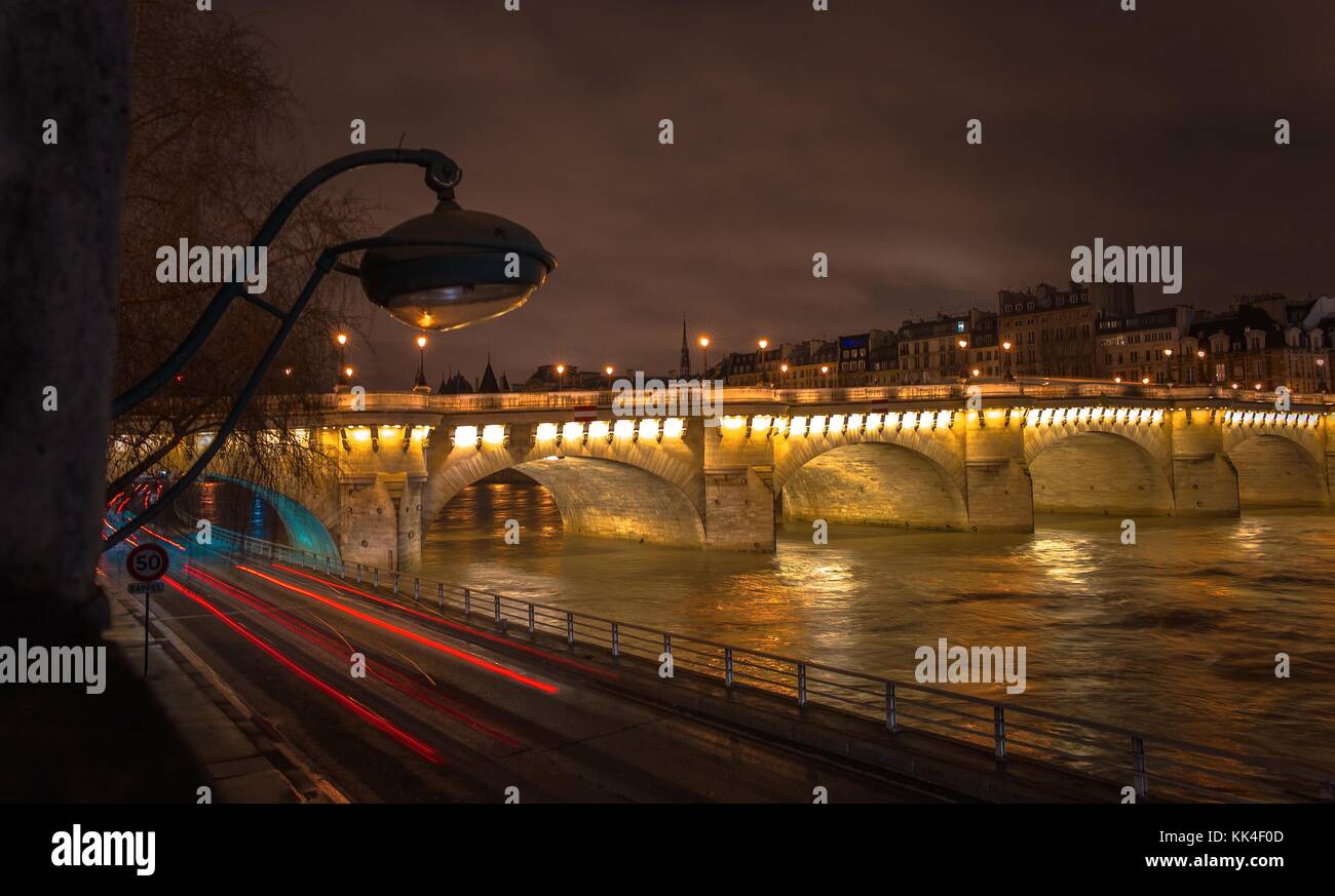 Il Pont Neuf - 26/12/2012 - - il Pont Neuf è, nonostante il suo nome, il ponte più antico esistente di Parigi. Attraversa la Senna fino alla punta occidentale dell'Ile de la Cite. - Sylvain Leser / le Pictorium Foto Stock