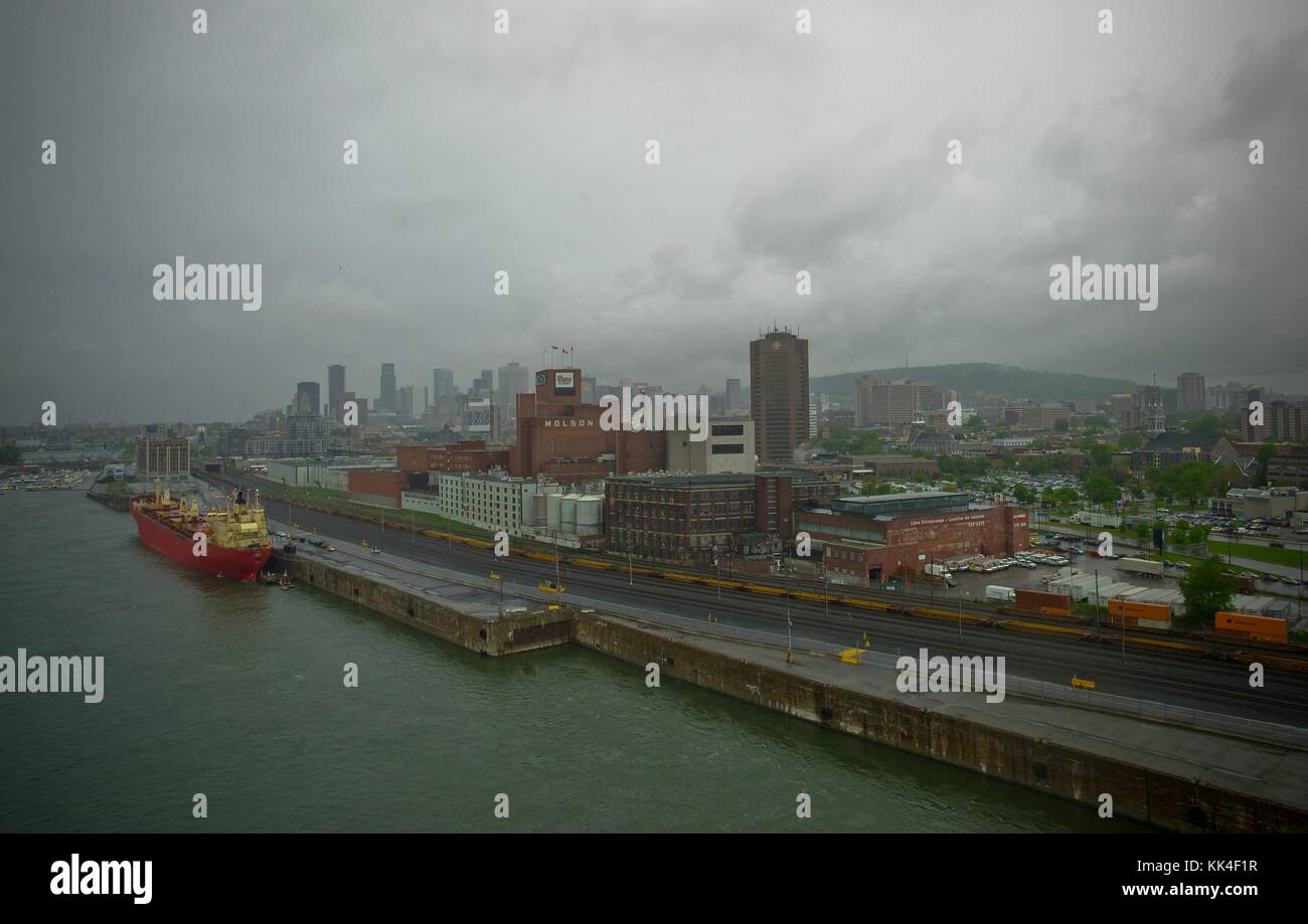 Vista del ponte Jacques Cartier a Montreal - 22/05/2012 - Canada - Vista del ponte Jacques Cartier a Montreal - il ponte Jacques Cartier è un ponte situato a Montreal, Quebec. Si estende sul fiume San Lorenzo tra l'isola di Montreal e la città di Longueuil sulla riva sud. Ogni anno circa 34.7 milioni di veicoli attraversano il ponte Jacques Cartier. - Sylvain Leser / le Pictorium Foto Stock