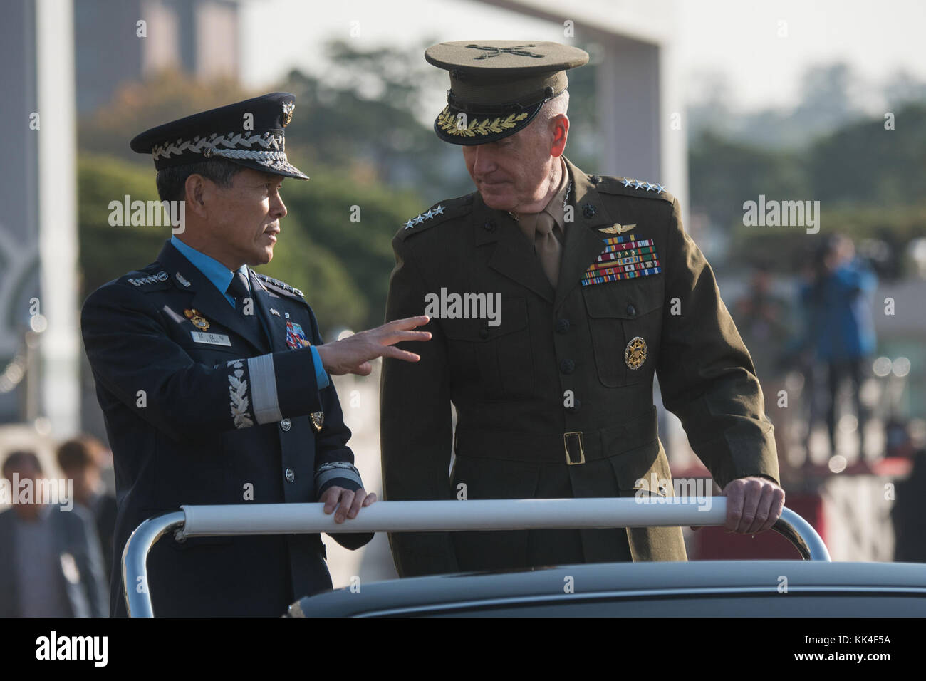 Joseph F. Dunpd Jr., presidente dei capi di Stato e di governo della Repubblica di Corea, parla con il generale dell'aeronautica della Repubblica di Corea Jeong Kyeong-doo, presidente dei capi di Stato e di governo della Repubblica di Corea, Durante una cerimonia di benvenuto della guardia d'onore con i loro omologhi della Repubblica di Corea prima dell'inizio del 49° incontro consultivo sulla sicurezza presso il Ministero della Difesa di Seoul, Repubblica di Corea, 28 ottobre 2017. (FOTO DEL DOD di Navy Petty ufficiale 1° Classe Dominique A. Pineiro) Foto Stock