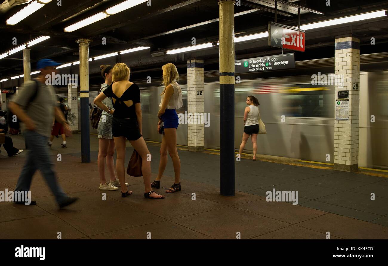 New York, scena della vita quotidiana - 26/05/2012 - - New York, scena della vita quotidiana - la metropolitana di New York - Sylvain Leser / le Pictorium Foto Stock