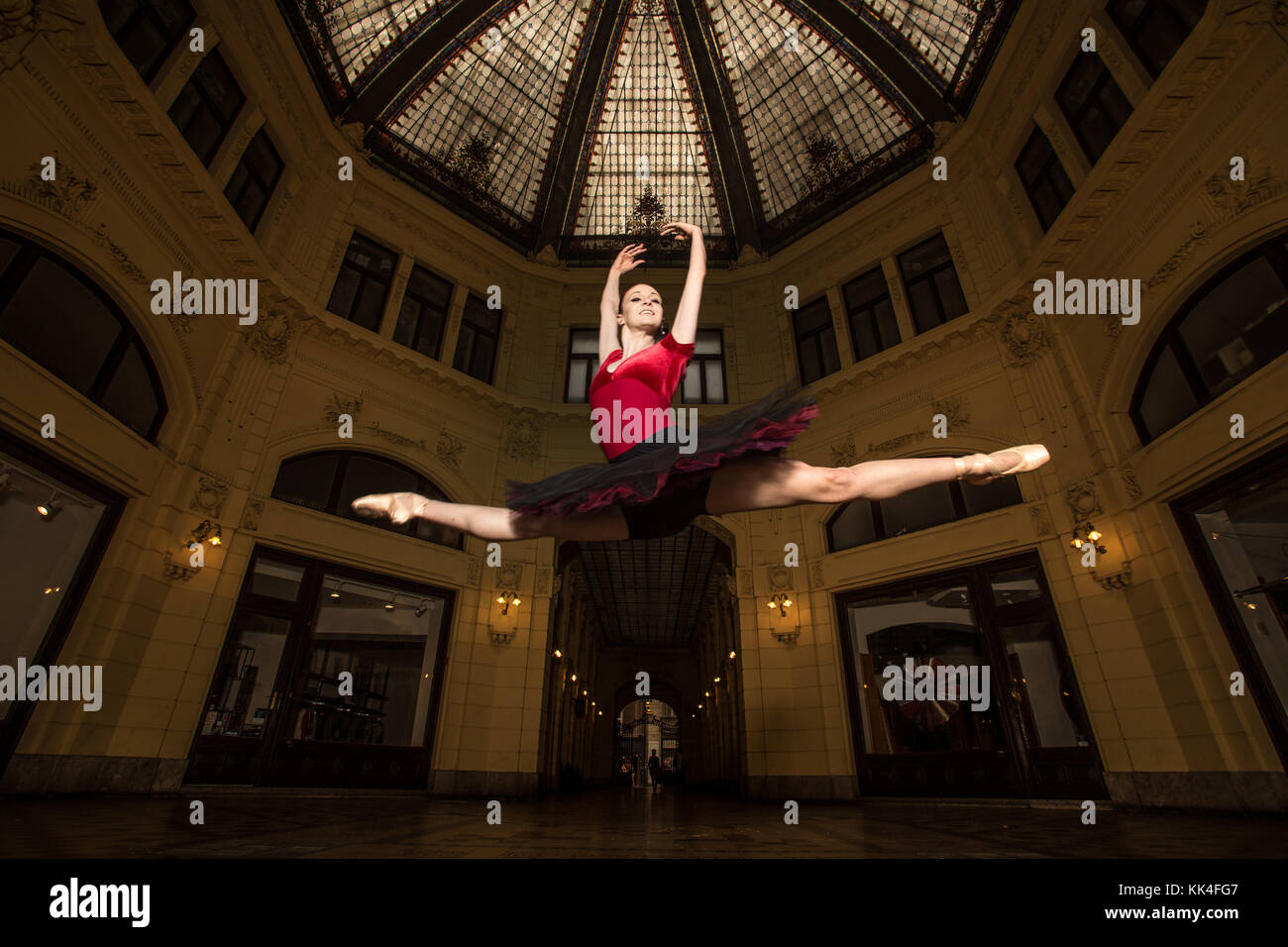 Ballerina Natalia Horsnell facendo una Sforbiciata con salto nell'Oktogon pubblico passaggio urbano a Zagabria in Croazia. Foto Stock
