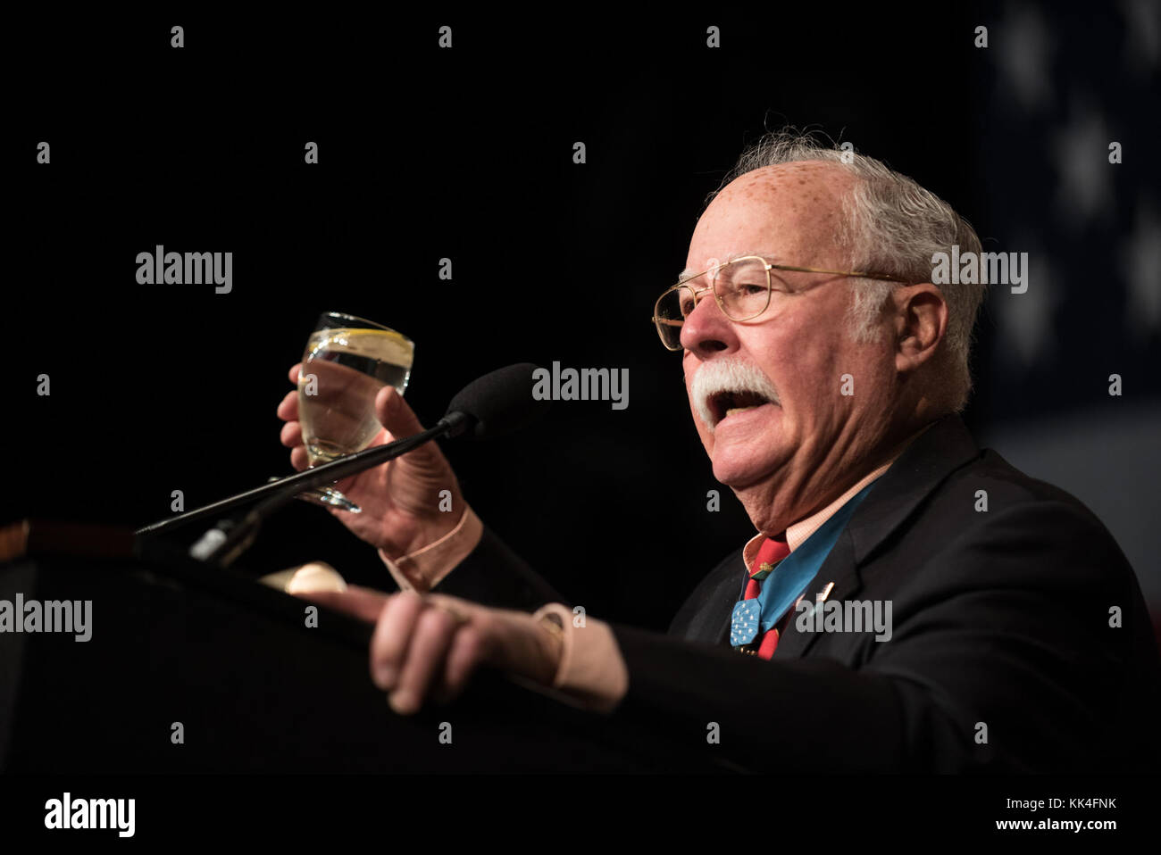Corpo dei Marine degli Stati Uniti in pensione. Harvey C ÔBarneyÕ Barnum, un vincitore della medaglia d'onore della guerra del Vietnam, si presenta durante il pranzo di compleanno del Semper Fidelis Society Boston U.S. Marine Corps al Boston Convention & Exhibition Center, Massachusetts, 13 novembre 2017. (Foto del DoD da Sgt. Dell'esercito degli Stati Uniti. James K. McCann) Foto Stock