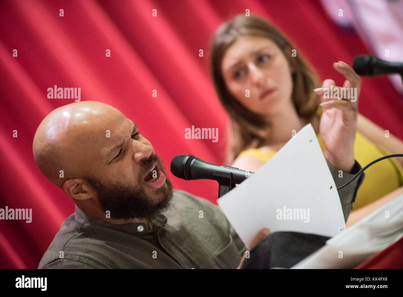 Glenn Davis, la lettura della parte di Ajax, che ripete prima di un teatro di guerra la produzione per gli alti ufficiali, soldati senior leader e i loro coniugi presso il National War College, Fort Lesley J. McNair, Washington D.C., il 4 ottobre, 2017. Teatro di guerra è un innovativo la sanità pubblica progetto che presenta letture di greco antico giochi di guerra come un catalizzatore per discussioni guidate sulle sfide affrontate dai membri del servizio, i veterani e le loro famiglie, operatori sanitari e le comunità. (DoD Foto di U.S. Army Sgt. James K. McCann) Foto Stock