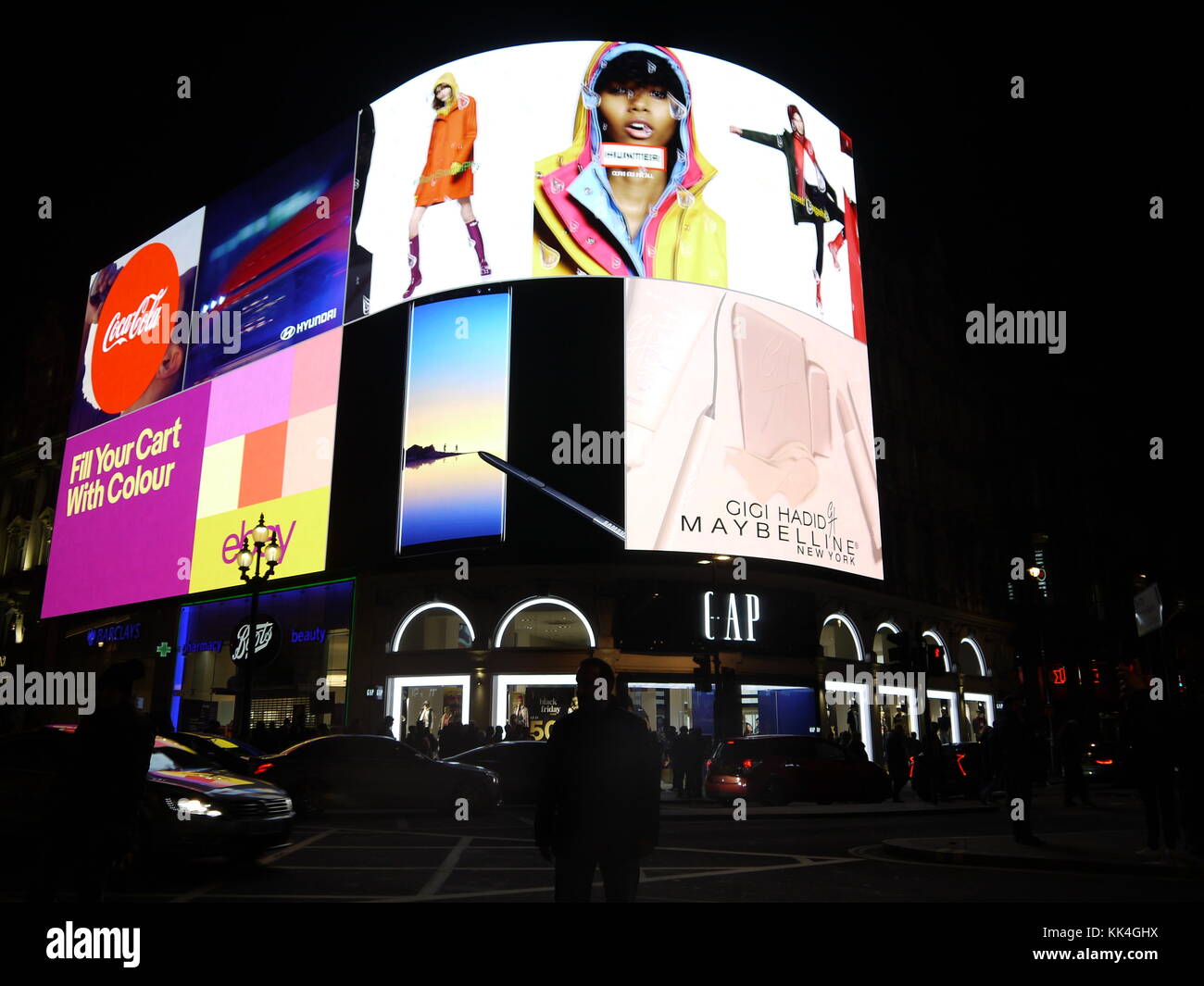 Venerdì nero a Piccadilly 'Curva' è una nuova hi tech di installazione che mostra le immagini in HD Novembre 2017 Foto Stock