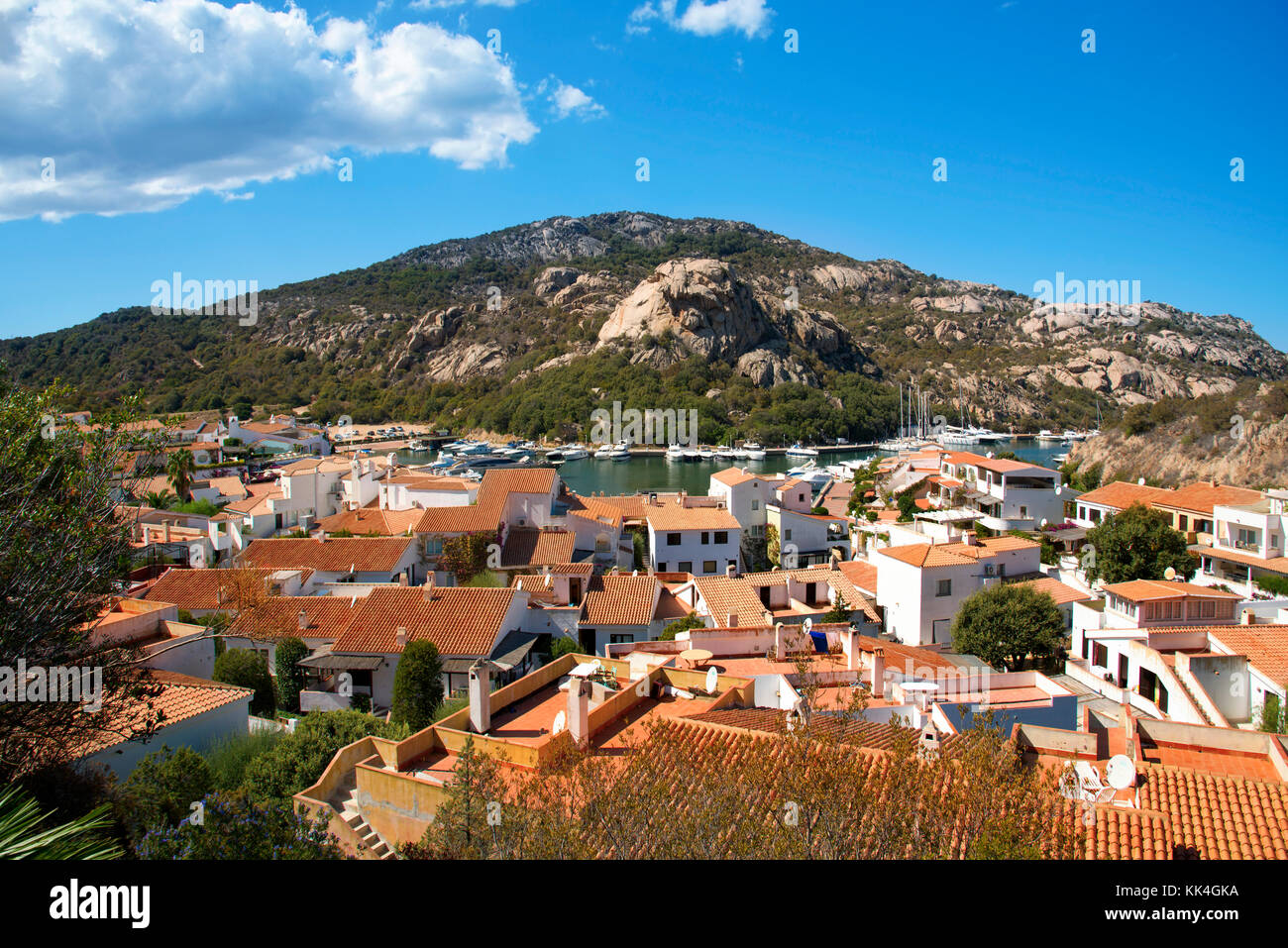 Una vista panoramica di Poltu Quatu, nella famosa Costa Smeralda, Sardegna, Italia, con il suo porticciolo sullo sfondo Foto Stock