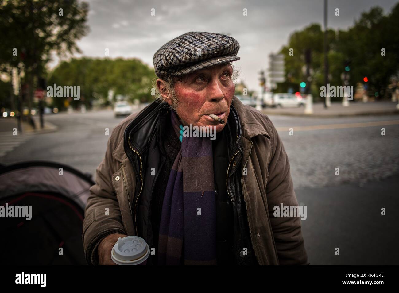 Merde in Francia - 16/05/2013 - Francia / Ile-de-France (regione) / Parigi - Jean-Michel il vecchio uomo tramp, che vive in pieno crocevia della Place Vaubuert della stazione di Austerlitz in estate, 2013, e per più di un decennio - Sylvain Leser / le Pictorium Foto Stock