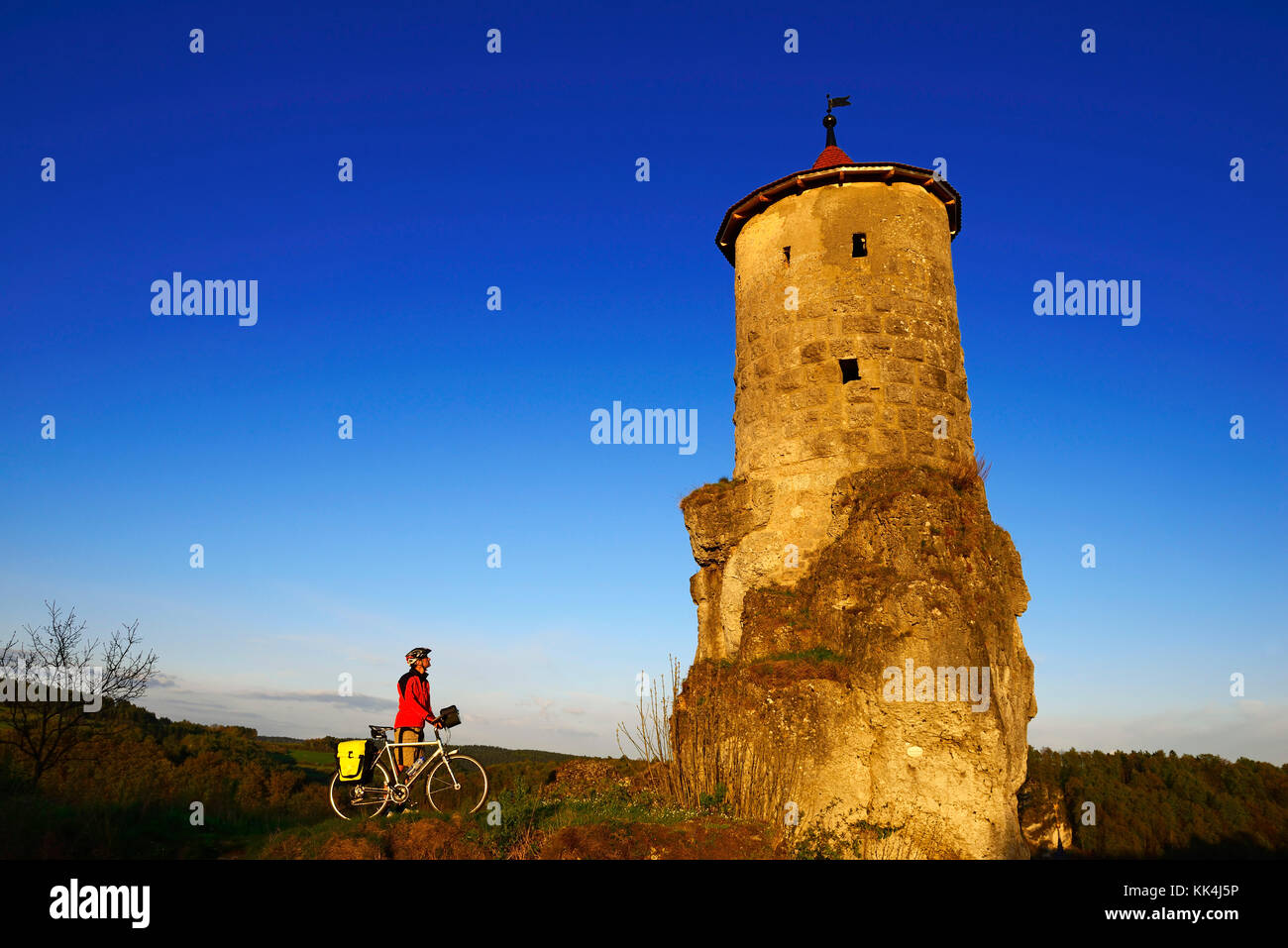 Ciclista al Stehrturm Steinerner Beutel, vicino Waischenfeld, Svizzera della Franconia, Alta Franconia, Baviera, Germania Foto Stock