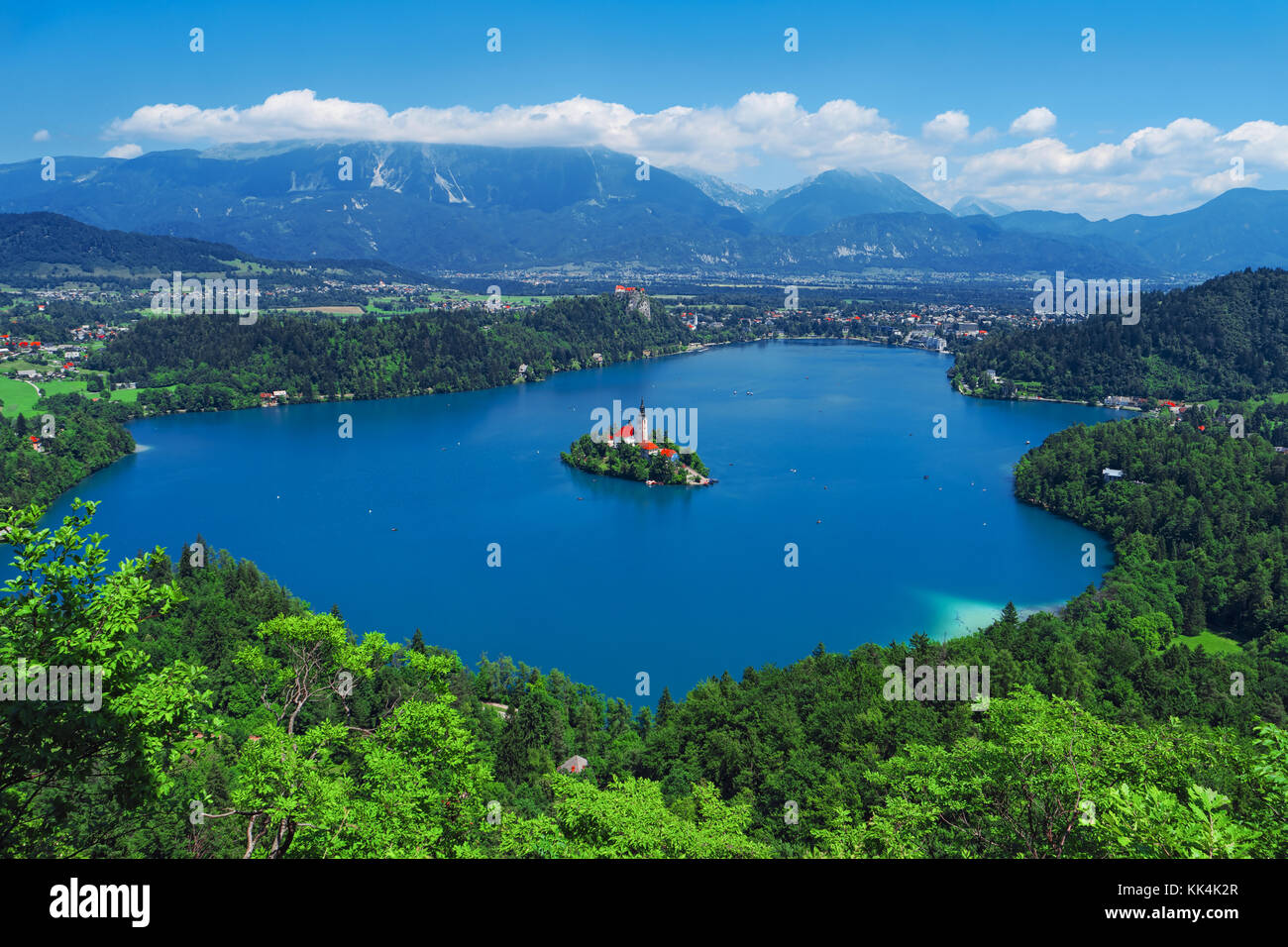 Vista aerea del Lago di Bled, Alpi, la Slovenia, l'Europa. Montagna lago alpino. Isola con la Chiesa nel lago di Bled. Paesaggio estivo. Castello e le montagne in bac Foto Stock