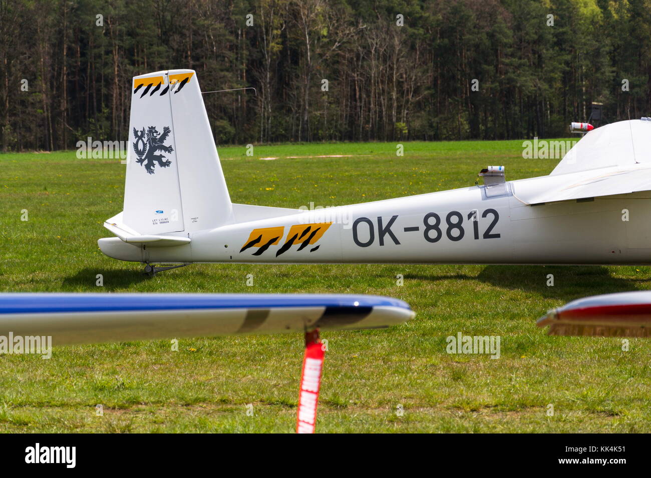 Plasy, Repubblica Ceca - 30 aprile: aerobatic due-sede tutto in metallo consentono l-13ac blanik glider per doppio allenamento acrobatico sorge su airfield aprile 30, 2017 Foto Stock