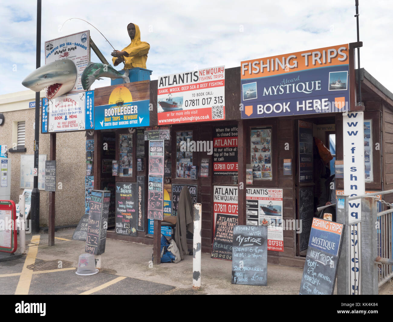 Turismo cabine di biglietteria per la pesca ed altre gite in barca, Newquay Cornwall, England, Regno Unito Foto Stock