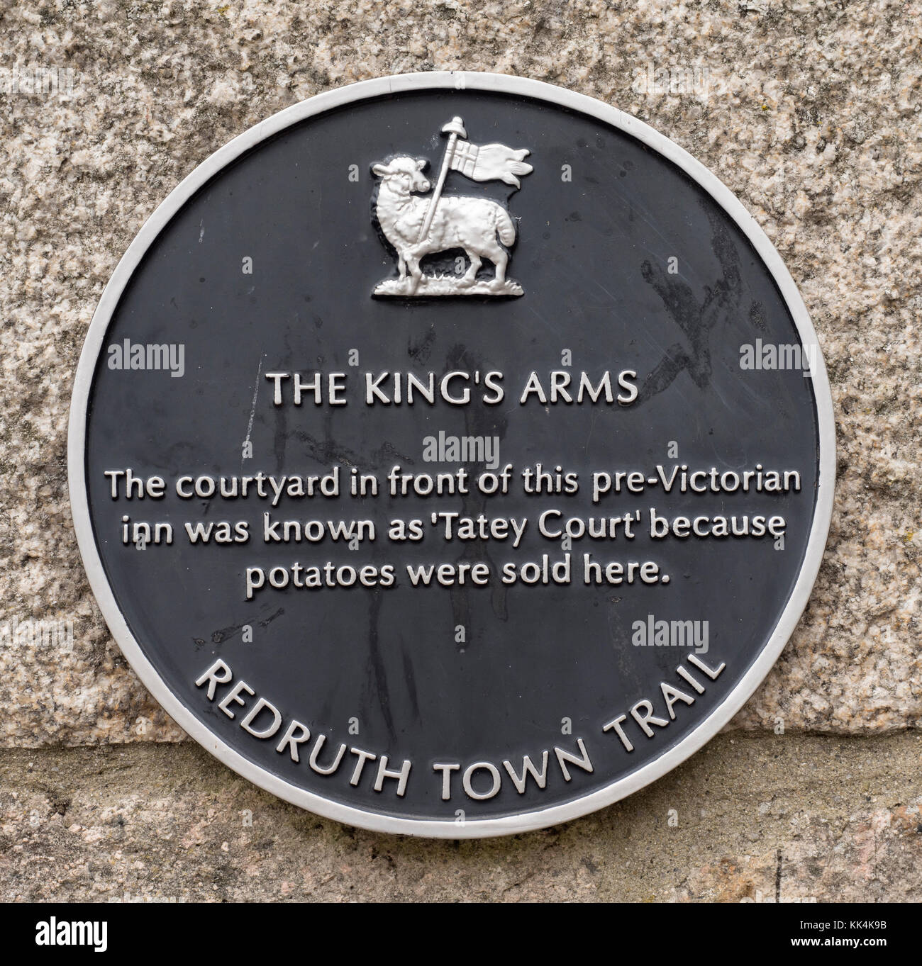 Placca del patrimonio al di fuori del re Arms Inn, Fore Street, Redruth, Cornwall, Regno Unito Foto Stock