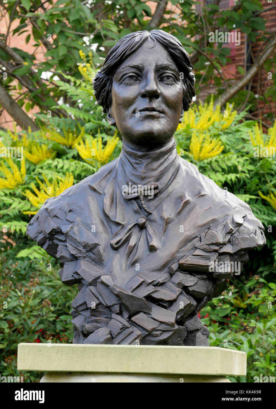 Busto in bronzo di Maria Webb 1881-1927 a Shropshire poeta e romanziere nel parco del castello di libreria di cancelli, Shrewsbury, Shropshire, Inghilterra, Regno Unito Foto Stock