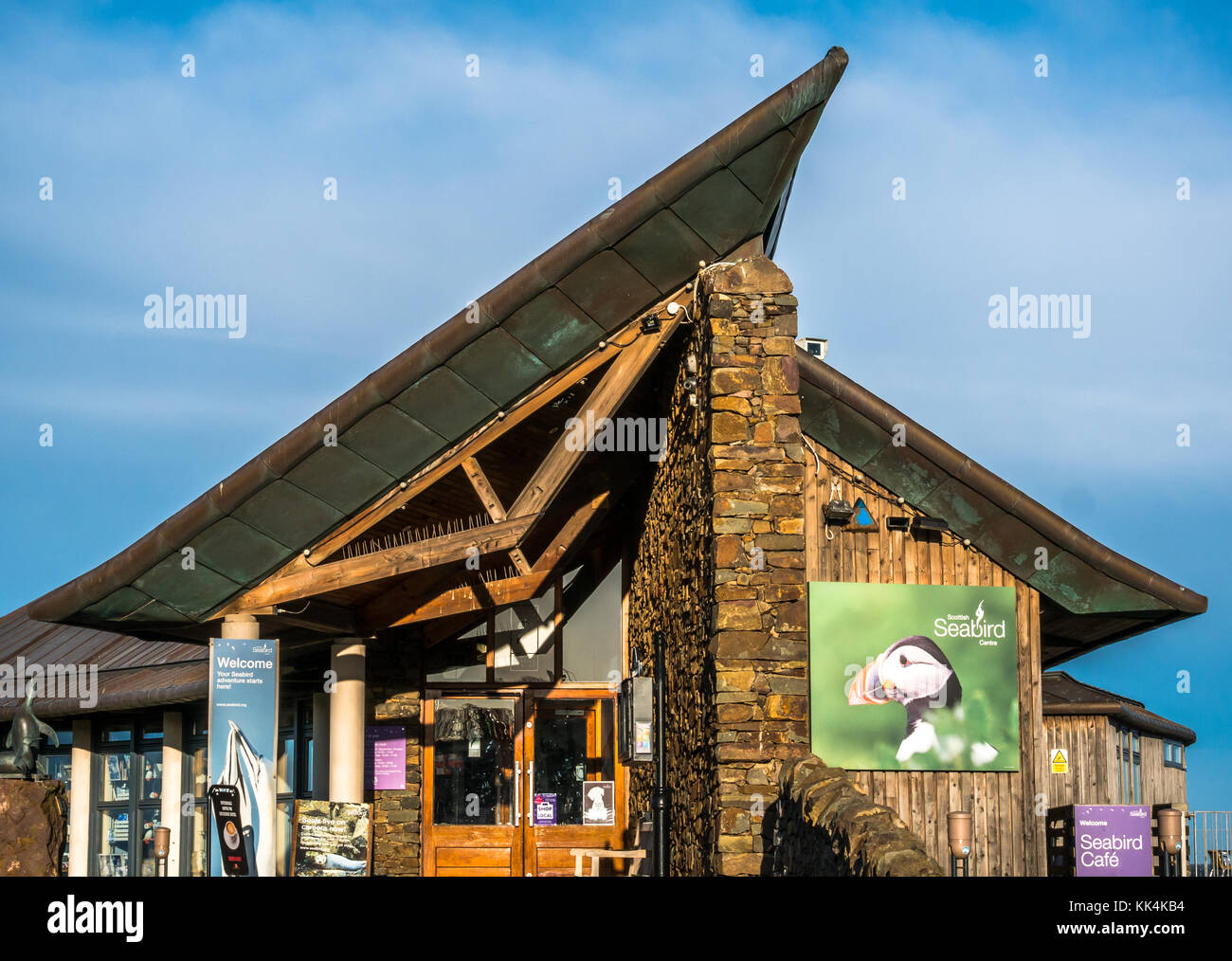 Architettura moderna del tetto, Scozzese Centro di uccello, North Berwick, East Lothian, Scozia, progettato da Simpson & Brown architetti, con cielo blu Foto Stock