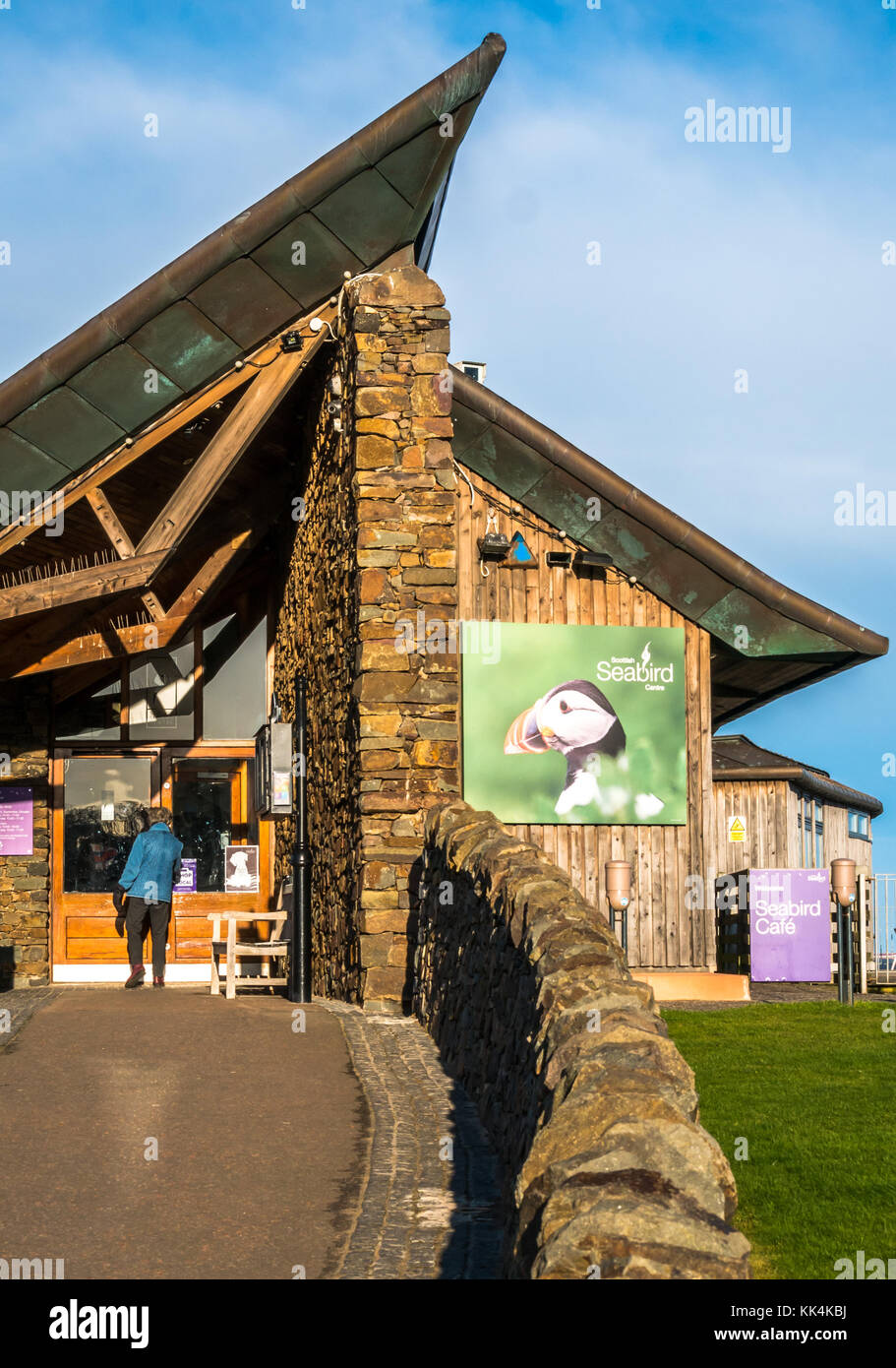 Scozzese Centro di uccello, North Berwick, East Lothian, Scozia,UK, progettato da Simpson e architetti marrone, con la persona che entra e cielo blu Foto Stock