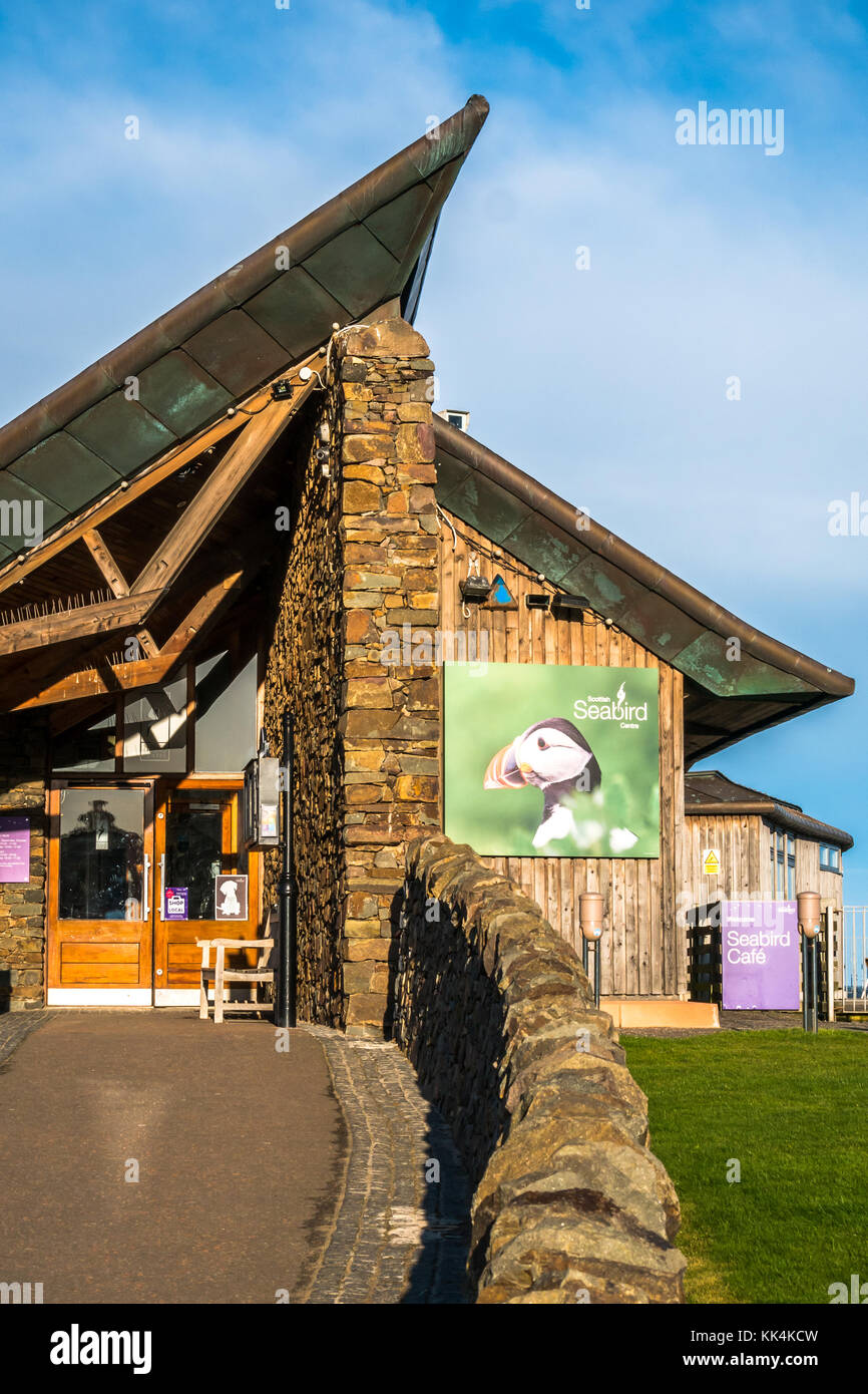 Architettura moderna del tetto, Scozzese Centro di uccello, North Berwick, East Lothian, Scozia, progettato da Simpson & Brown architetti, con cielo blu Foto Stock