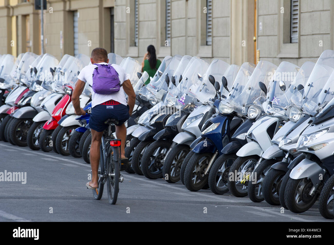 Scooter parcheggio nel centro storico di Firenze elencati dall'UNESCO Patrimonio dell'umanità. Firenze, Toscana, Italia. 29 agosto 2017 © Wojciech Strozyk / Foto Stock