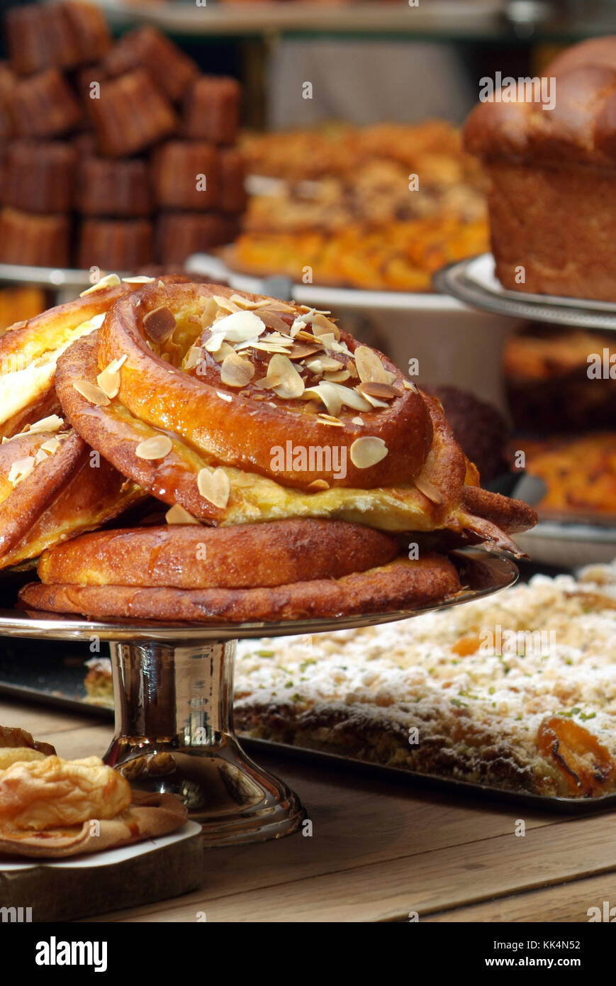 Lione (sud-est della Francia): 2006/11/14. Dolci e Pane nella vetrina del negozio di pasticceria "Boulangerie Jocteur" a Saint Rambert-l'ile-Barbe Foto Stock