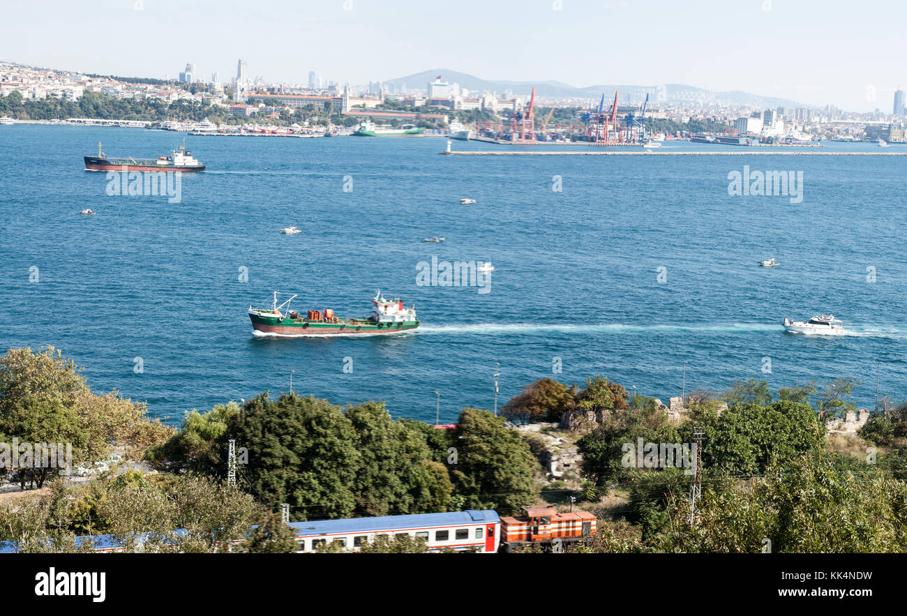 Il Bosforo. Lo stretto che collega il Mar Nero al Mare di Marmara e segna il confine meridionale tra il contino europeo e quello asiatico Foto Stock