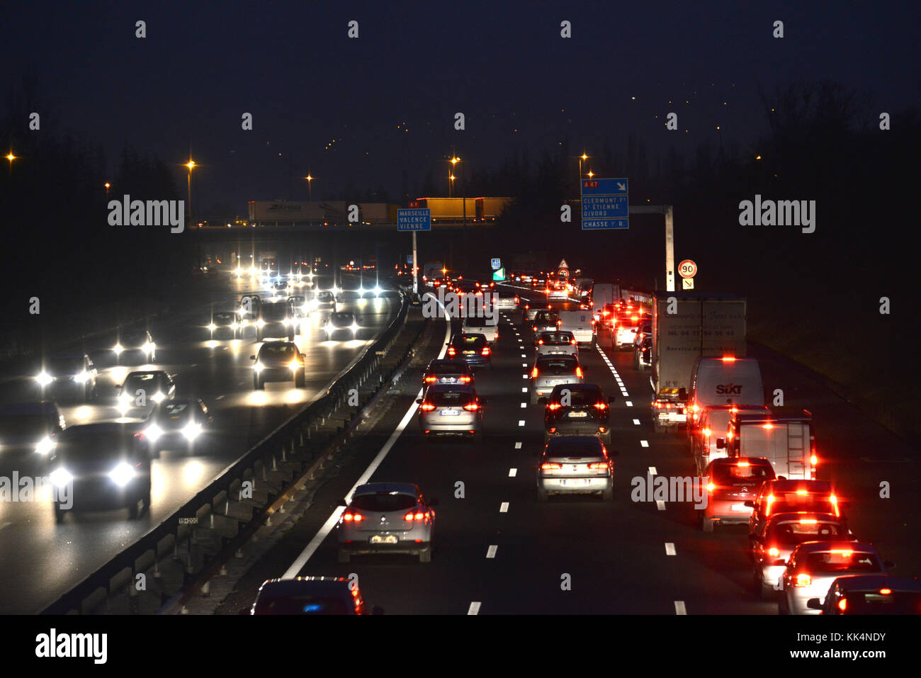 Lione (sud-est della Francia): autostrada / autostrada A7. Inceppamento di traffico da nord a sud, uscire in direzione dell'A45 autostrada. 5:30-5:45 pm.local Foto Stock