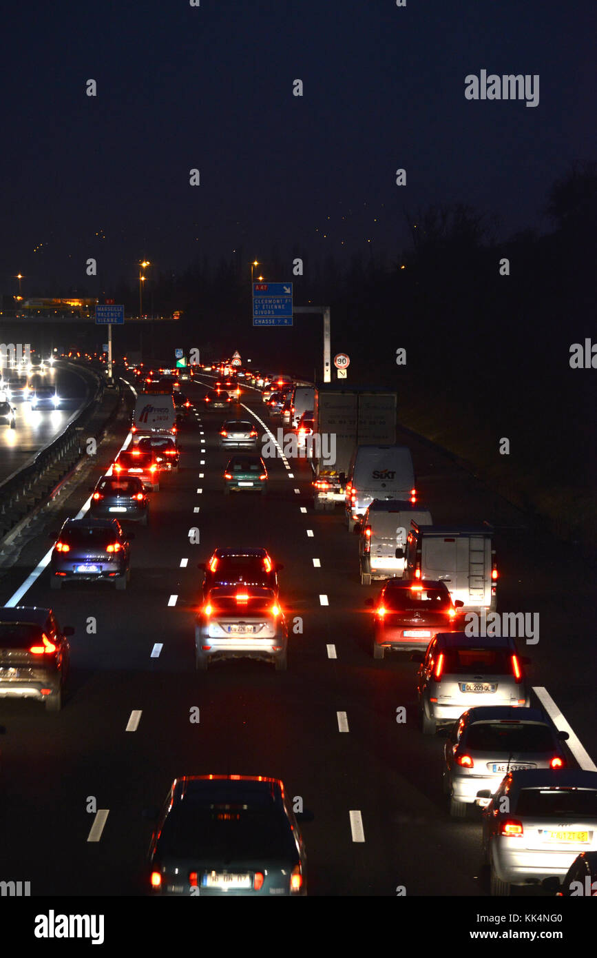 Lione (sud-est della Francia): autostrada / autostrada A7. Inceppamento di traffico da nord a sud, uscire in direzione dell'A45 autostrada. 5:30-5:45 pm.local Foto Stock