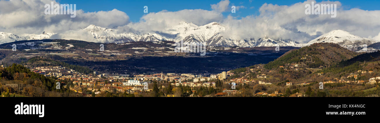 Inverno vista panoramica della città di Gap, il suo bacino e in lontananza le vette del Parco Nazionale degli Ecrins. Hautes-Alpes, Francia meridionale Foto Stock