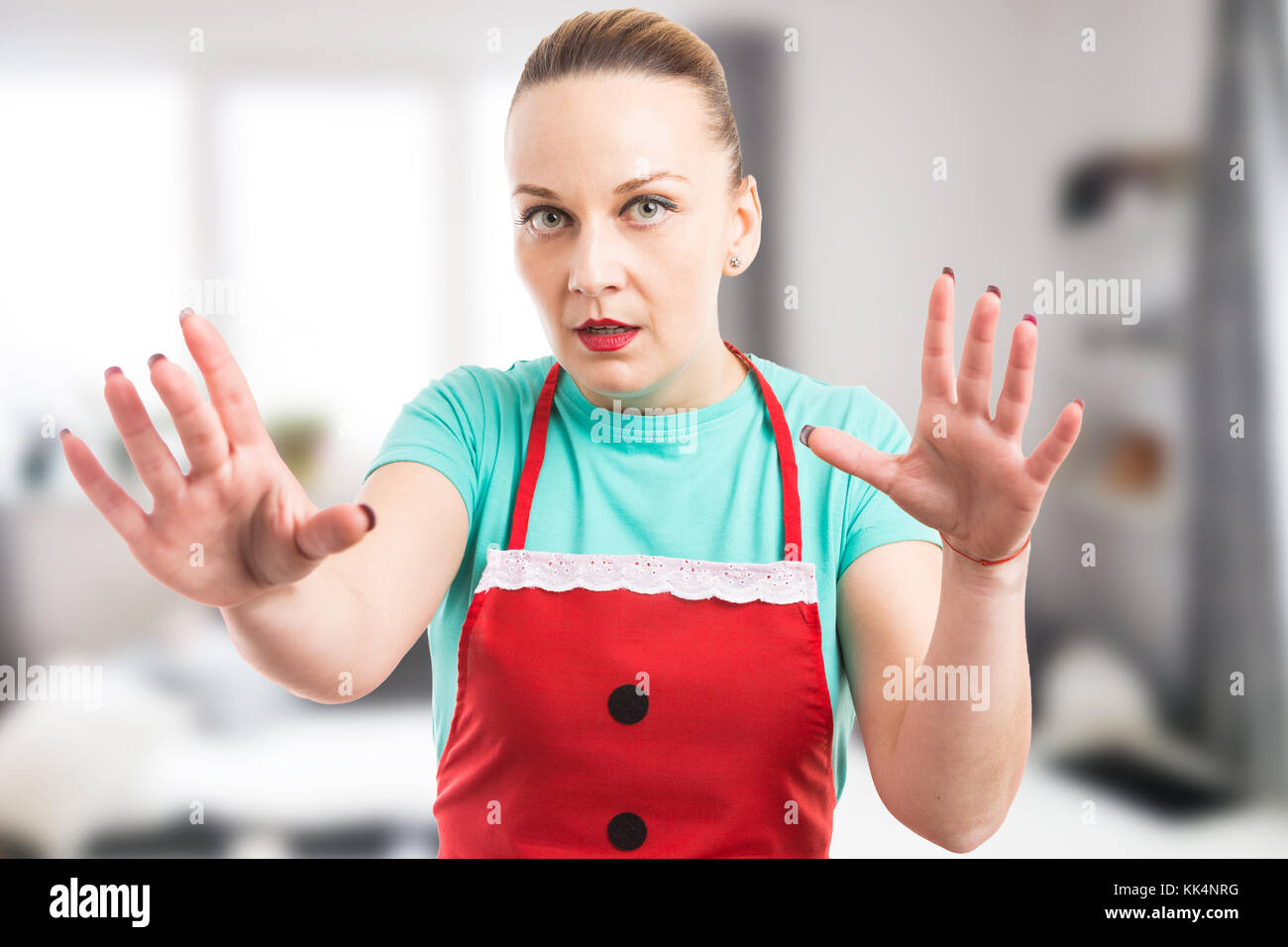 Sorpreso cameriera o governante di paura della telecamera come panico e il concetto di ansia Foto Stock