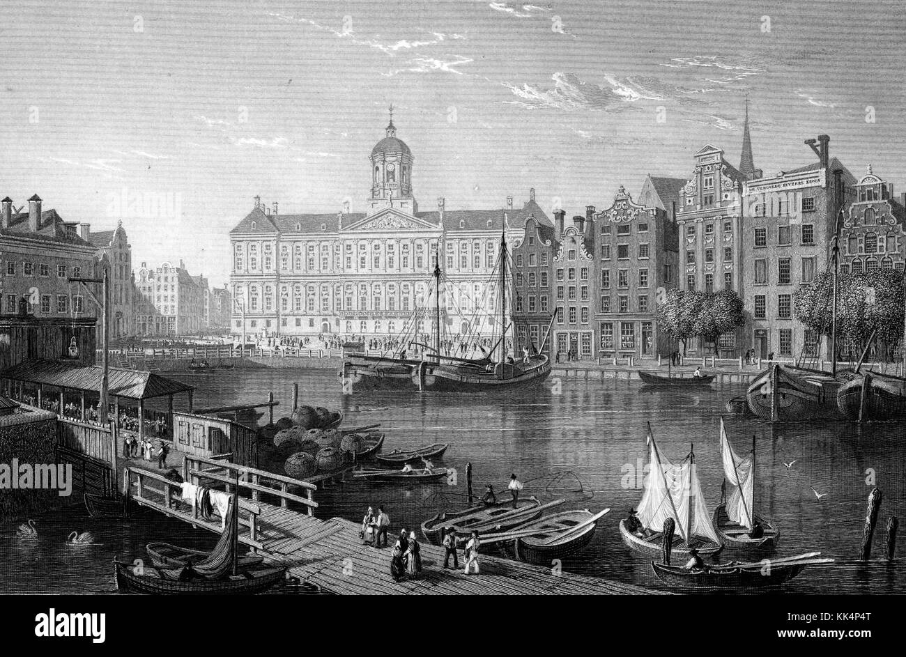 Un'incisione di un dipinto di Amsterdam con il Palazzo reale di Amsterdam e la zona circostante della città, il Palazzo fu originariamente costruito come un municipio, fu convertito in un palazzo da Luigi Napoleone dopo essere stato nominato Re, fu fratello di Napoleone Bonaparte, Altri edifici a più piani in mattoni e pietra possono essere visti nell'area del palazzo e intorno al canale, le barche possono essere viste sull'acqua mentre le persone camminano lungo un lungo molo di legno, Amsterdam, Paesi Bassi, 1800. Dalla Biblioteca pubblica di New York. Foto Stock