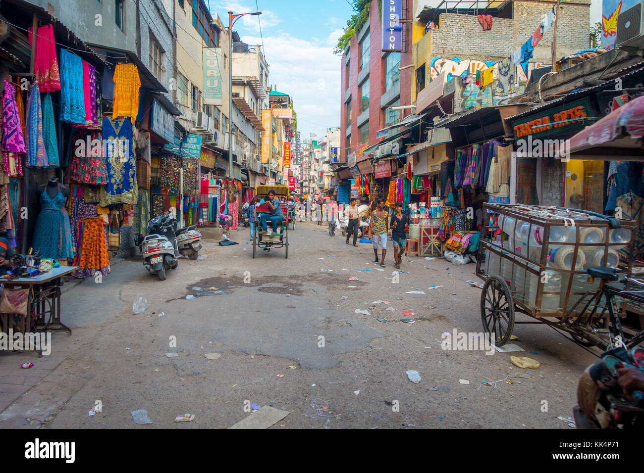 Delhi, India - 25 settembre 2017: unidentified gente camminare in una strada sporca in Paharganj, Delhi con rickshaws e un'auto-risciò. Delhi è la seconda città più popolosa in India dopo mumbai Foto Stock