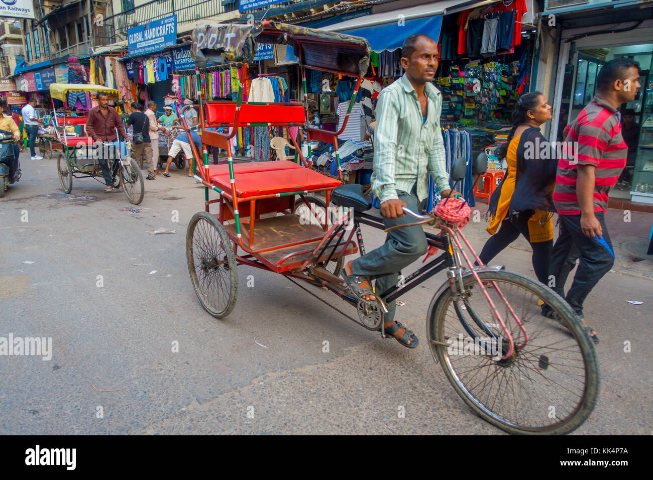 Delhi, India - 25 settembre 2017: l'uomo non identificato in una strada trafficata in Paharganj, Delhi con rickshaws e un'auto-risciò. Delhi è la seconda città più popolosa in India dopo mumbai Foto Stock