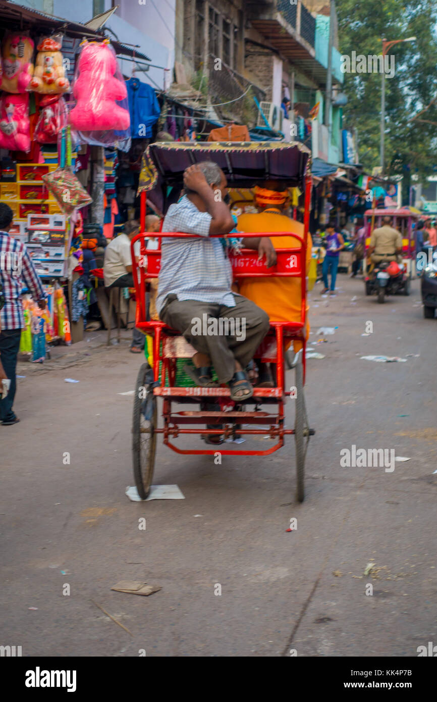 Delhi, India - 25 settembre 2017: strada trafficata con rickshaws e un'auto-rickshaws in Paharganj, Delhi Delhi è la seconda città più popolosa in India dopo mumbai Foto Stock