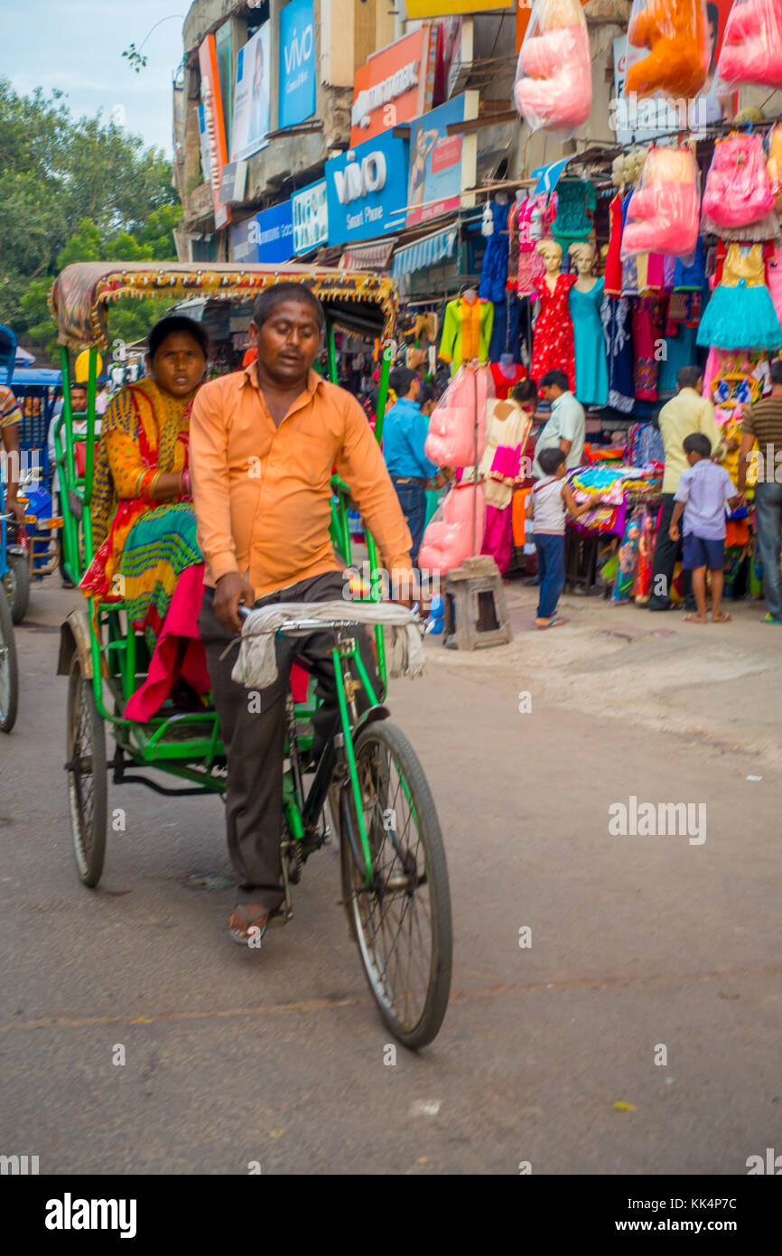 Delhi, India - 25 settembre 2017: strada trafficata con rickshaws e un'auto-rickshaws in Paharganj, Delhi Delhi è la seconda città più popolosa in India dopo mumbai Foto Stock