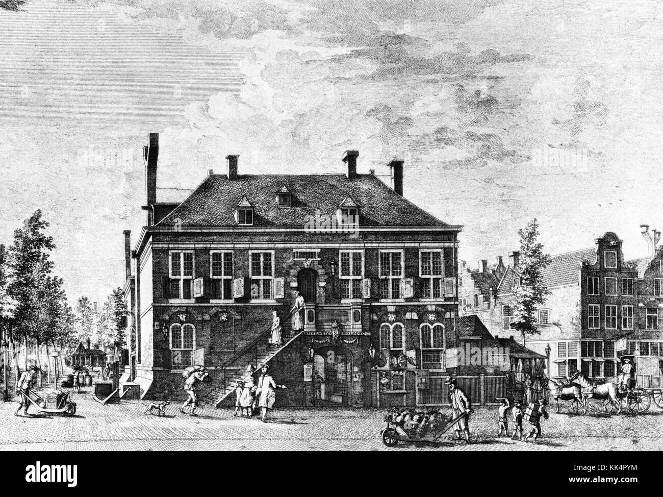 Incisione raffigurante una strada trafficata e un edificio a tre piani in mattoni, con il titolo "la casa della Compagnia delle Indie Occidentali, Haarlemmer Straat, Amsterdam", Amsterdam, Olanda, 1800. Dalla Biblioteca pubblica di New York. Foto Stock