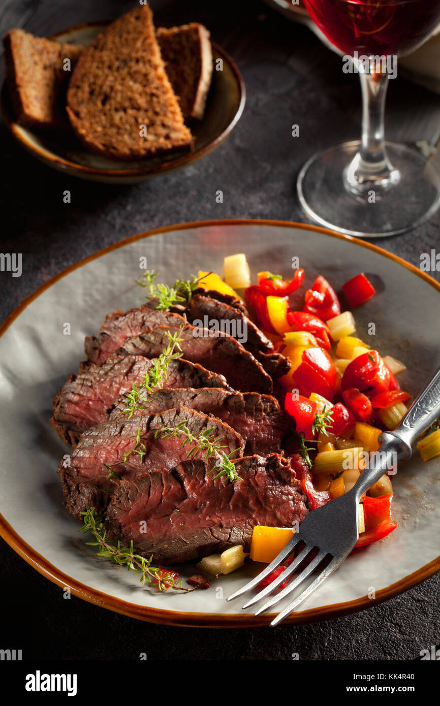 Bistecca alla griglia e verdura. Foto Stock