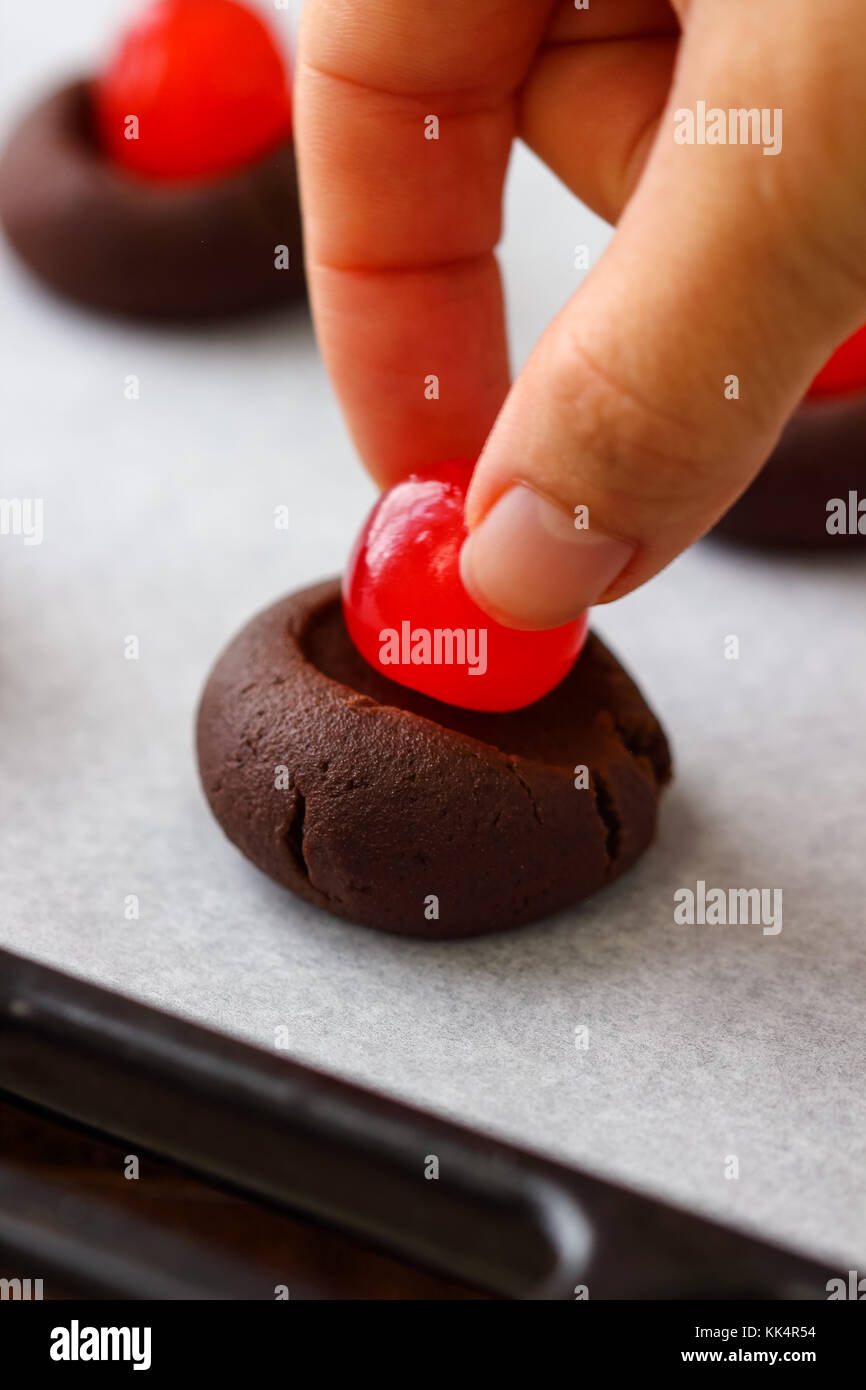 Identificazione di cioccolato i biscotti con ciliegie al maraschino Foto Stock