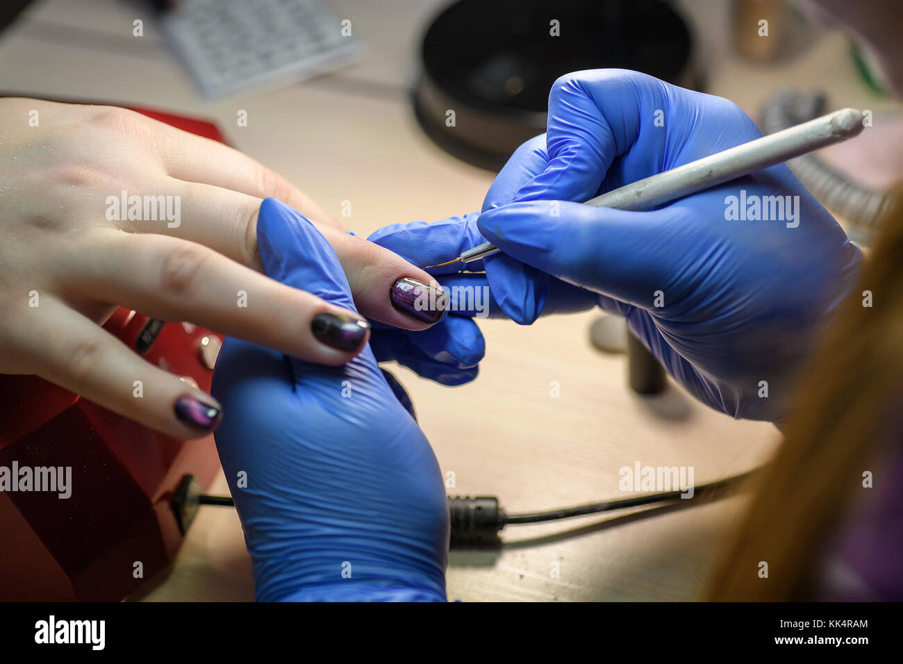 Manicure. master non manicure su unghie mano di vernice Foto Stock