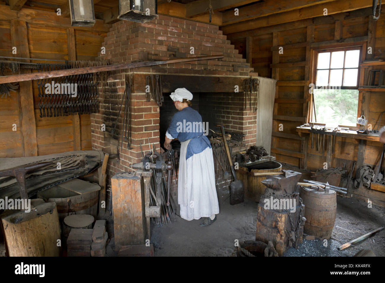 Una femmina di fabbro presso la fucina di fabbro shop sul Mount Vernon Estate, ad Alexandria, Virginia. Foto Stock