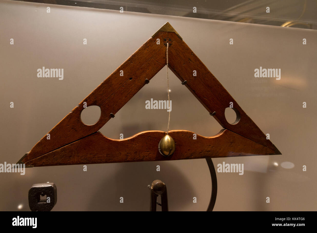 Una falegnameria un livello strumento, utilizzato per controllare la pendenza di incorniciato timberin il museo sulla Mount Vernon Estate, ad Alexandria, Virginia, Stati Uniti d'America. Foto Stock